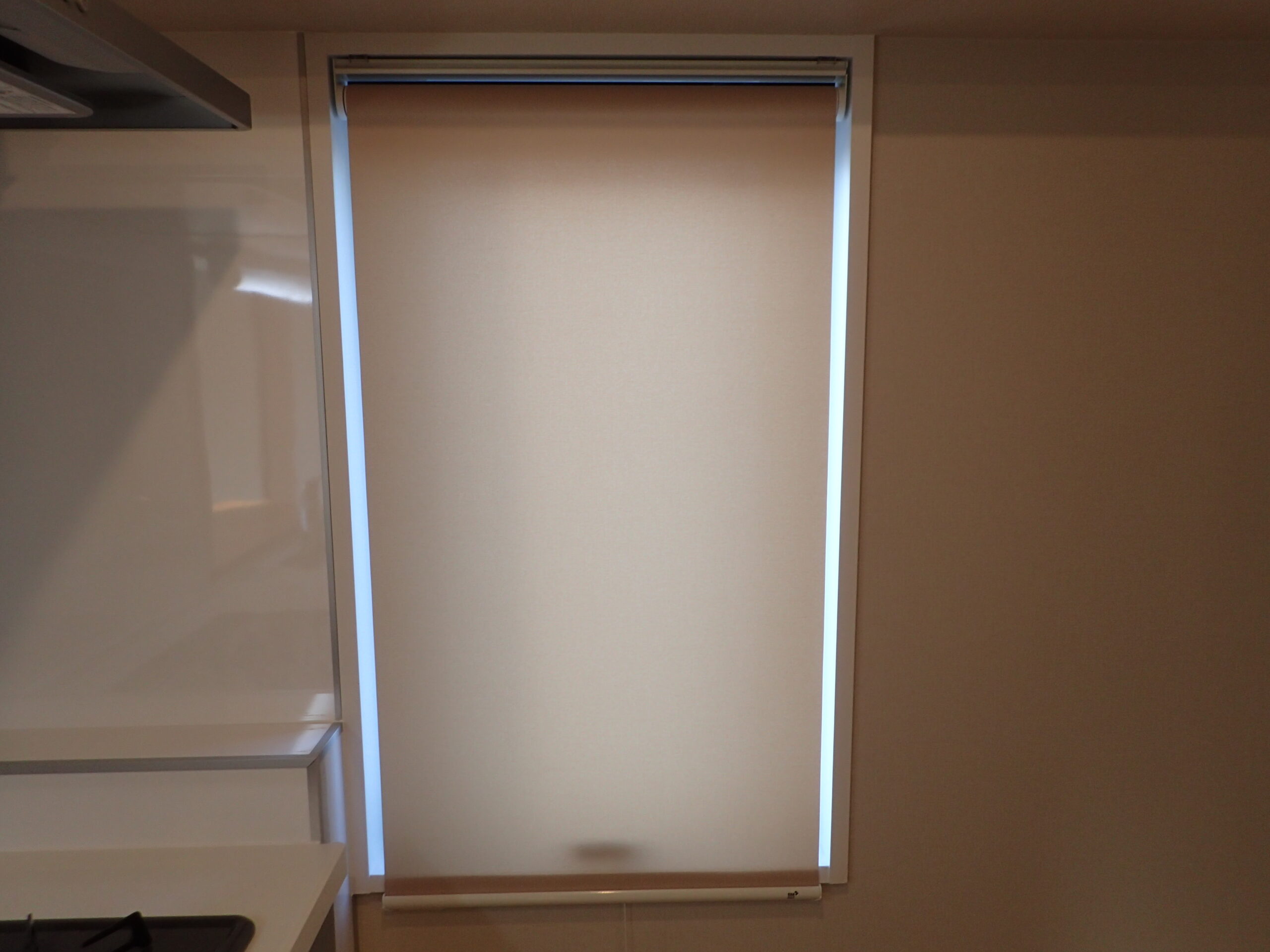 キッチンロールスクリーン交換施工後 タチカワブラインド マカロンラテ