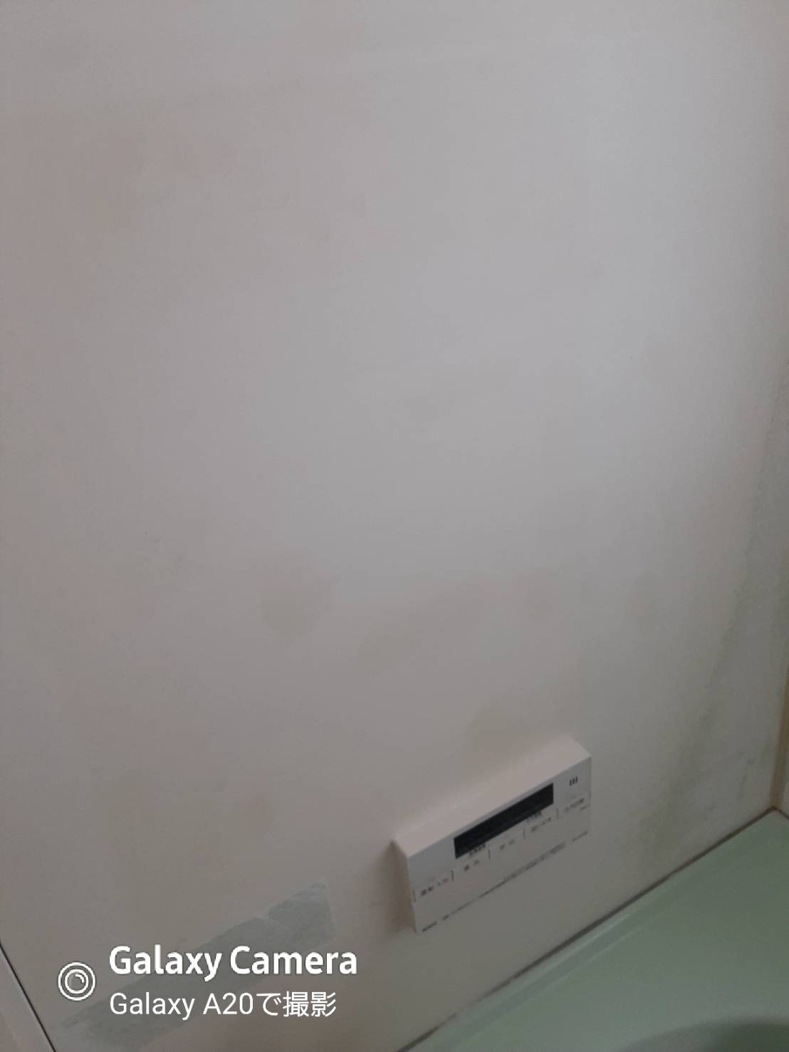 町田市浴室リフォーム施工後 塗装で綺麗になった壁パネル