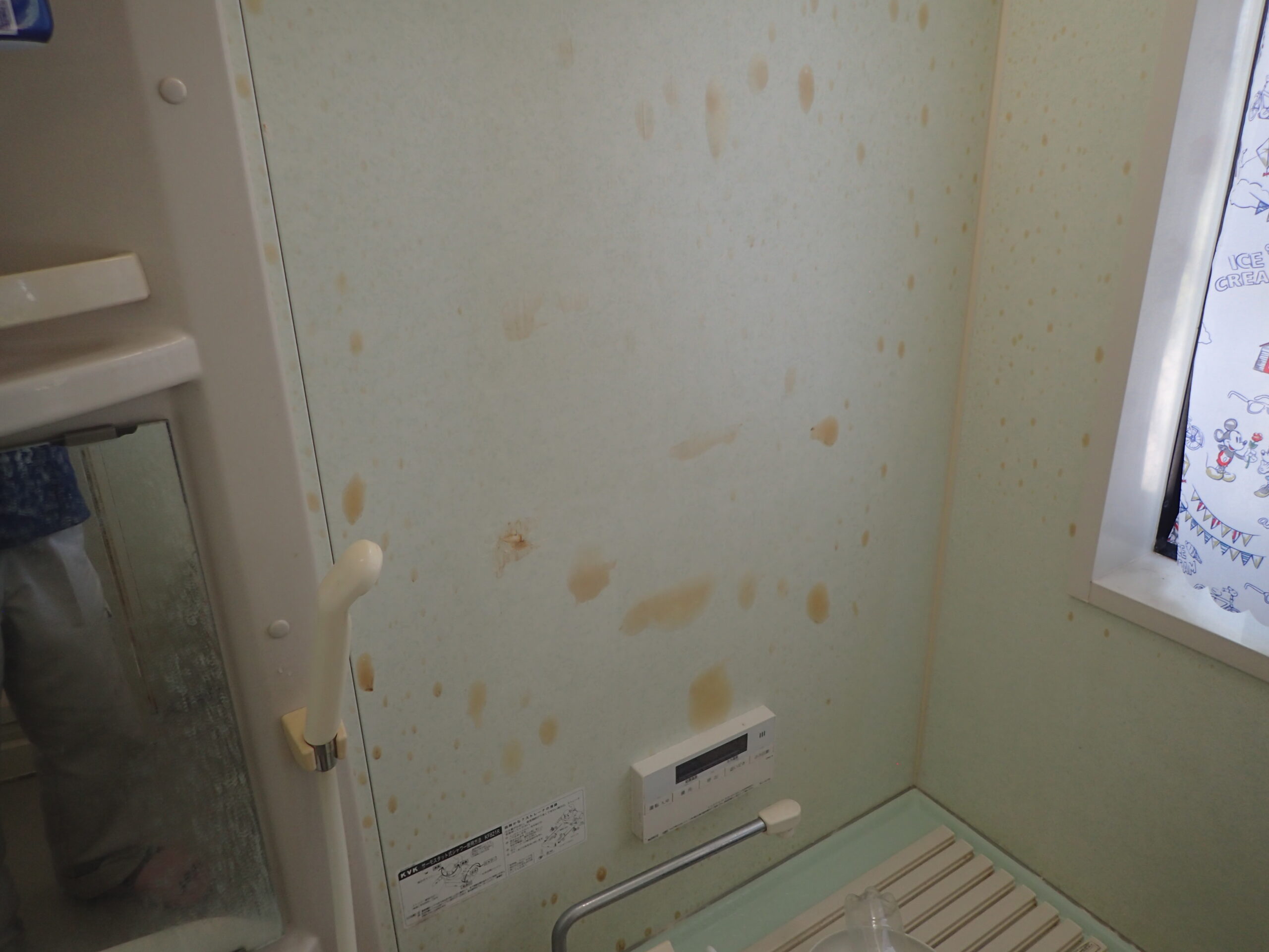 町田市浴室リフォーム施工前 劣化した壁パネルと給湯リモコン