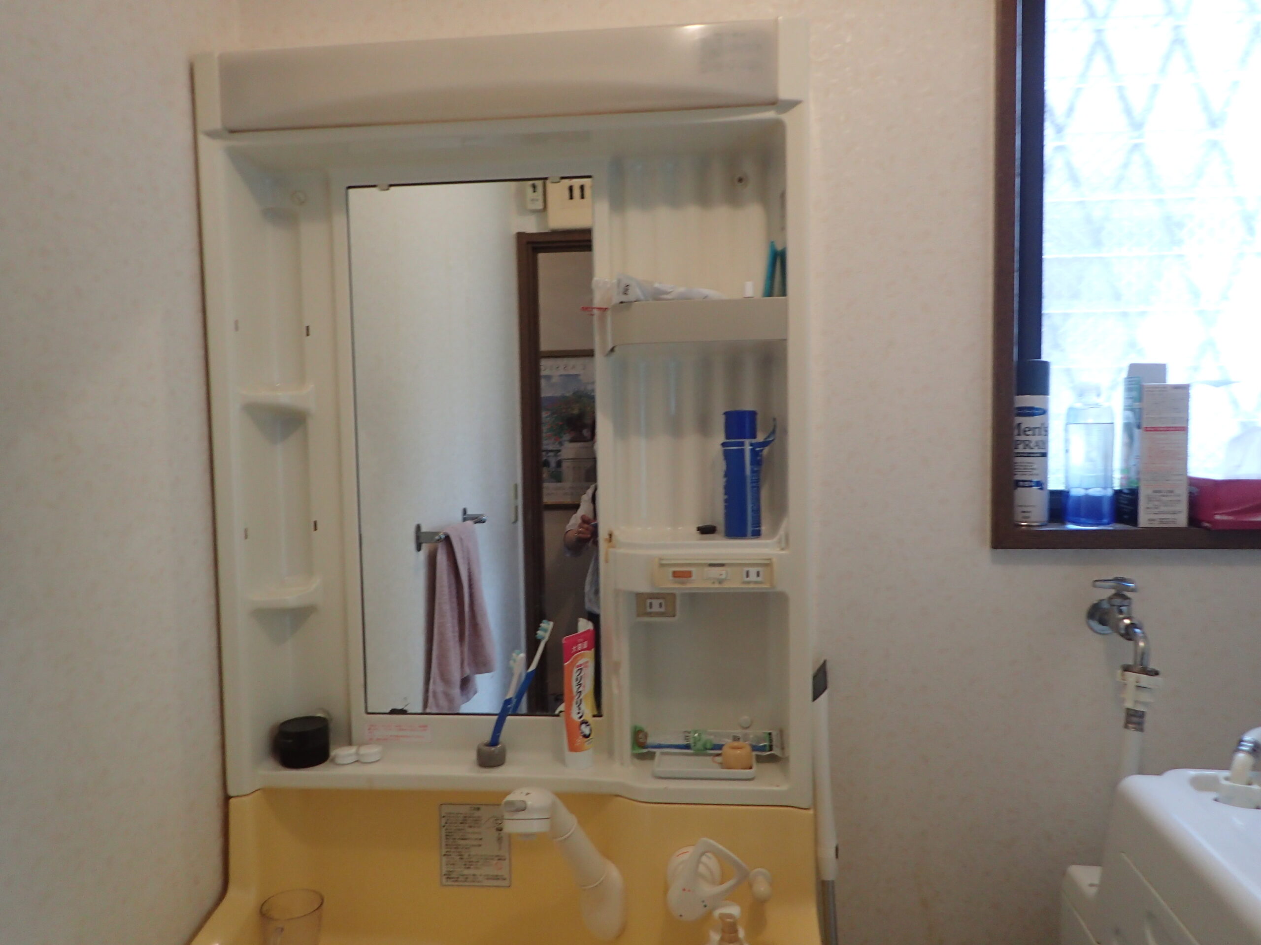 町田市洗面台リフォーム施工前 古い一面鏡の洗面台