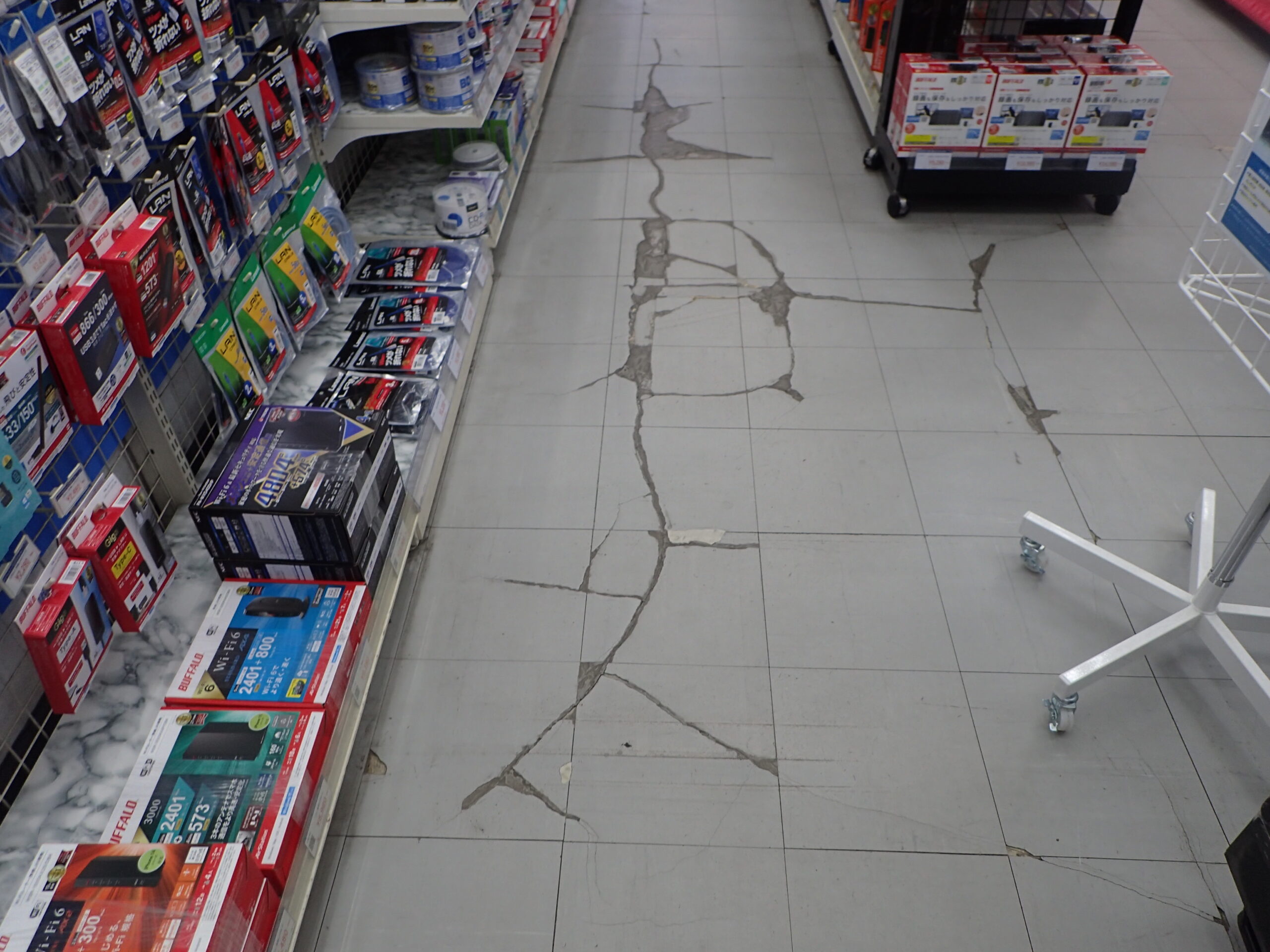 町田市店舗床リフォーム施工前 ひび割れや汚れが目立つ床