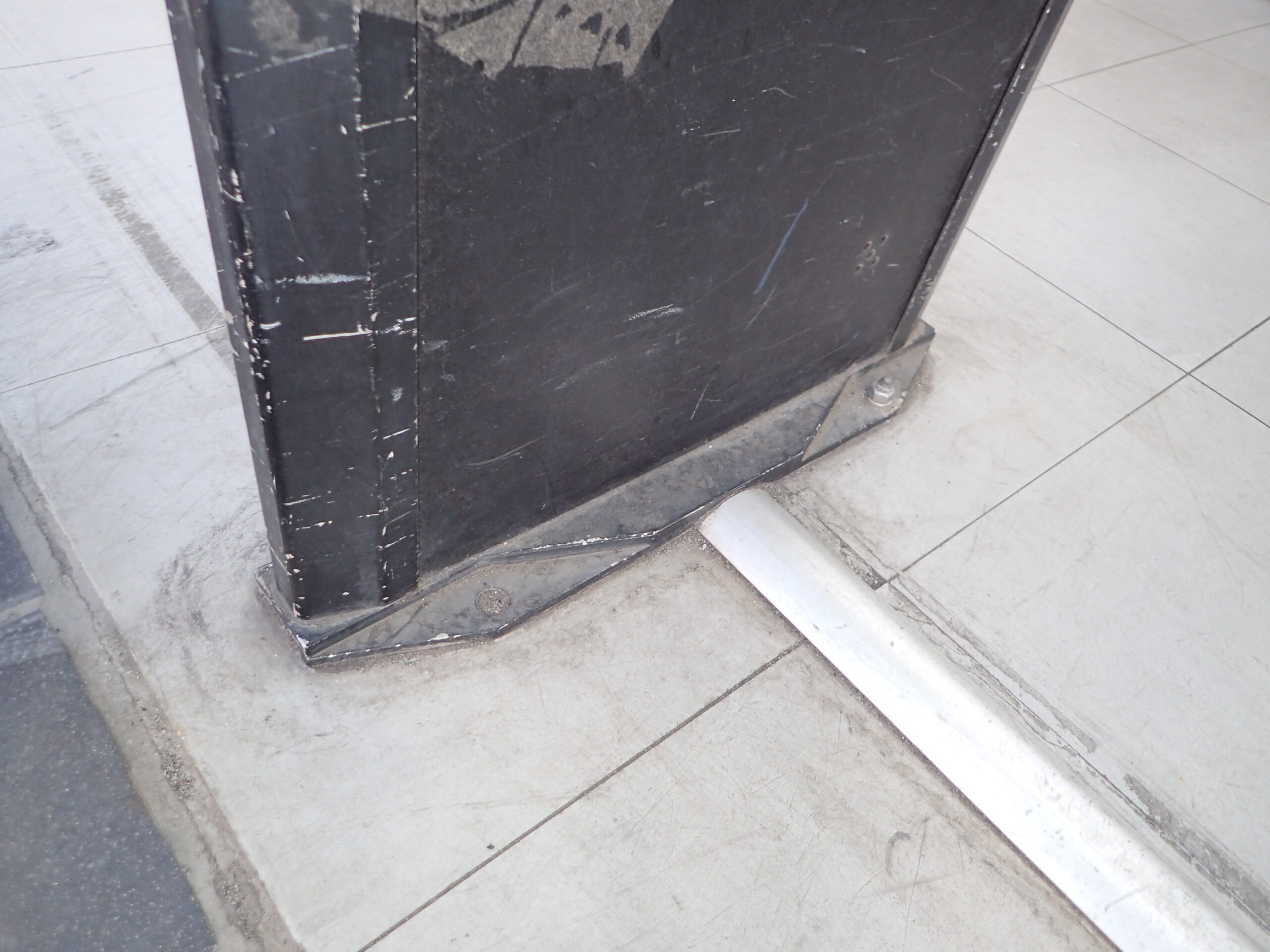 町田市店舗床リフォーム施工前 劣化が進行した床材