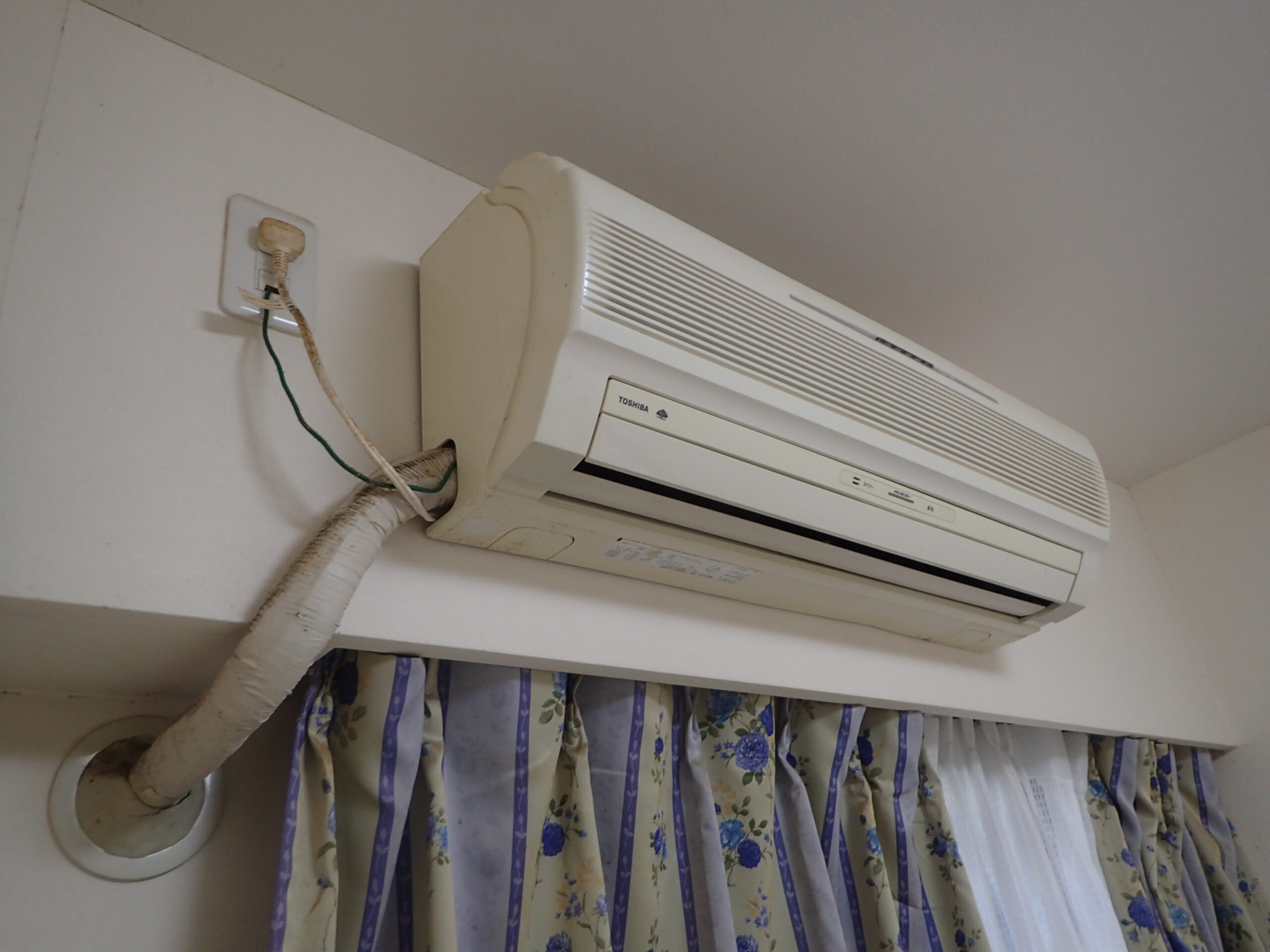 町田市エアコン交換施工前 黄ばんだ古いエアコン