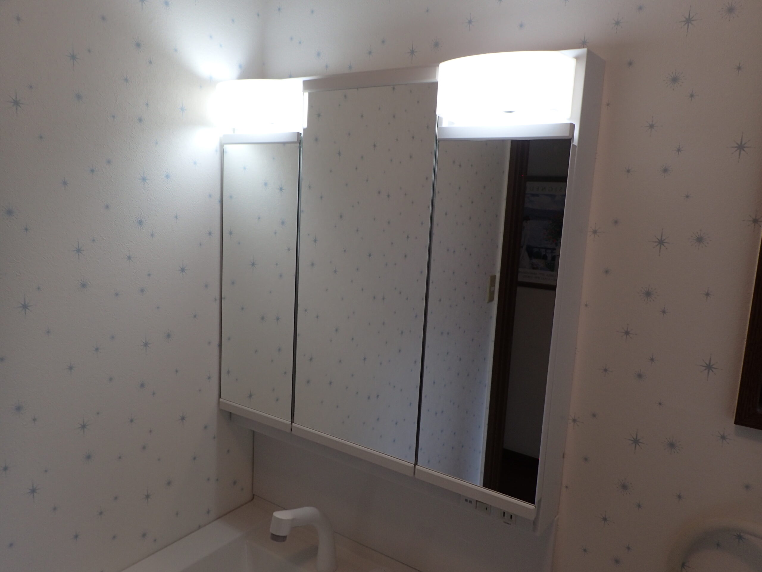 町田市洗面台リフォーム施工後 TOTO Vシリーズ 三面鏡