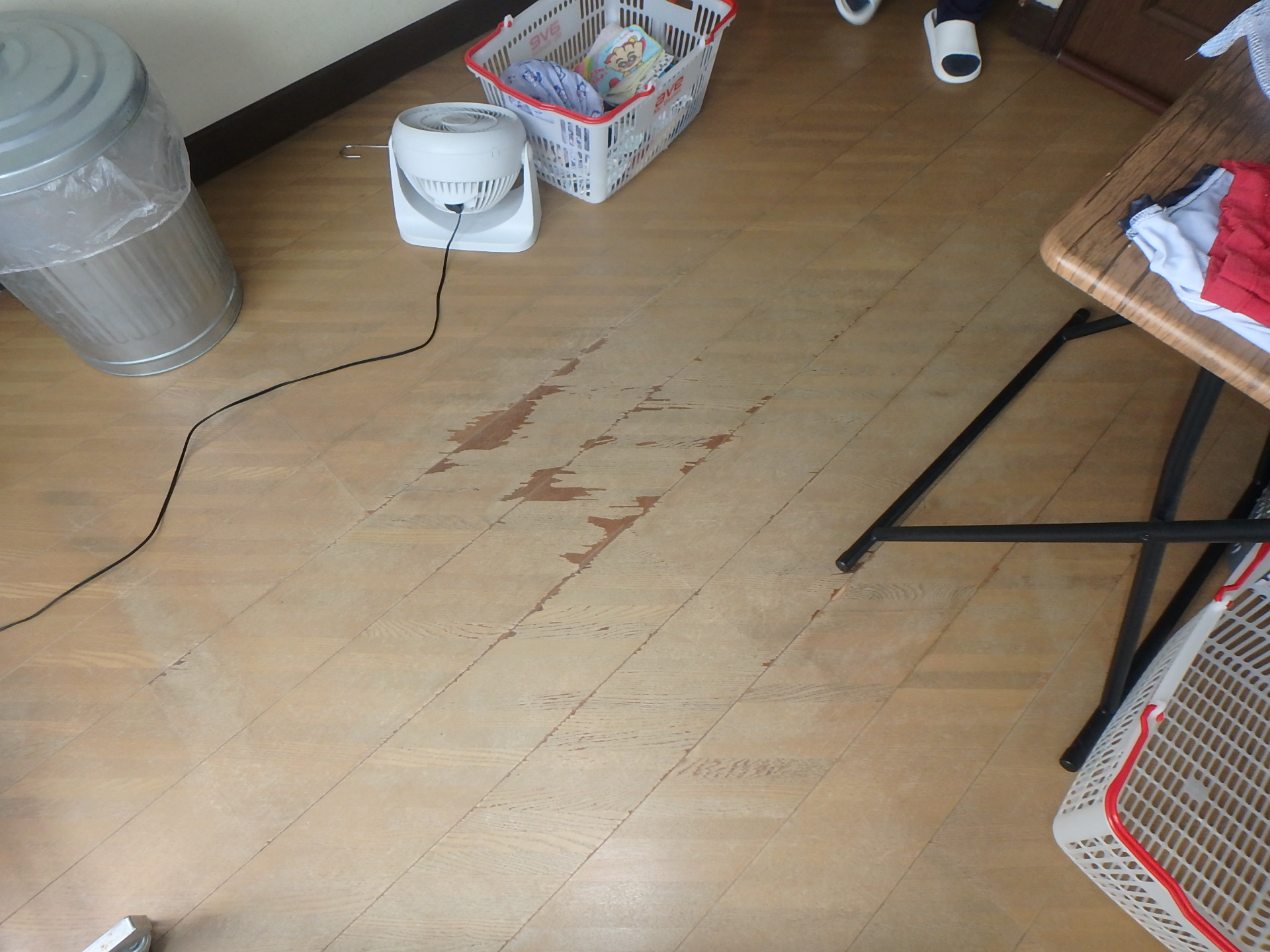 町田市床張替えリフォーム施工前 傷んで変色したフローリング