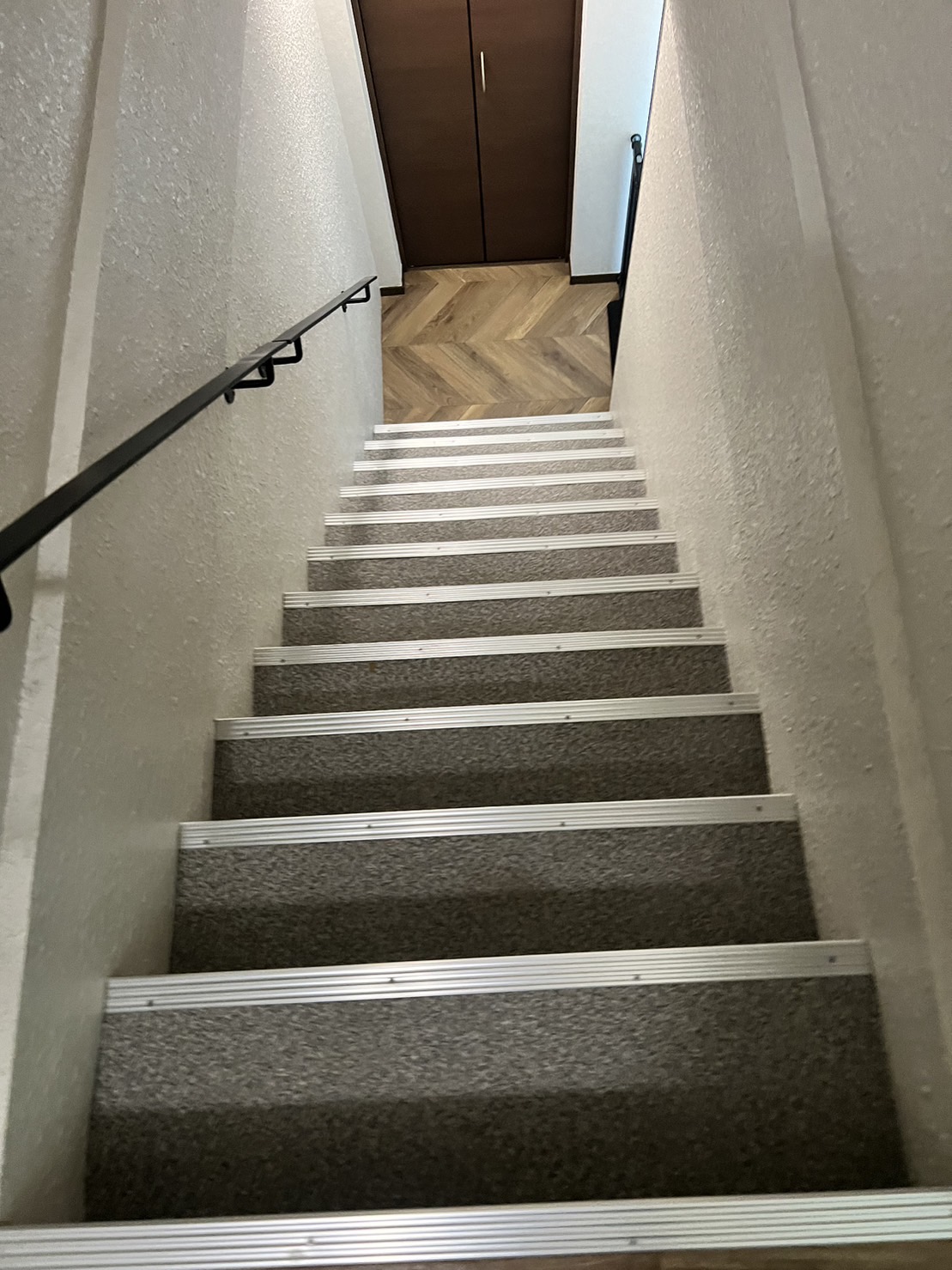 町田市階段リフォーム施工前 色が合わず角が尖った階段