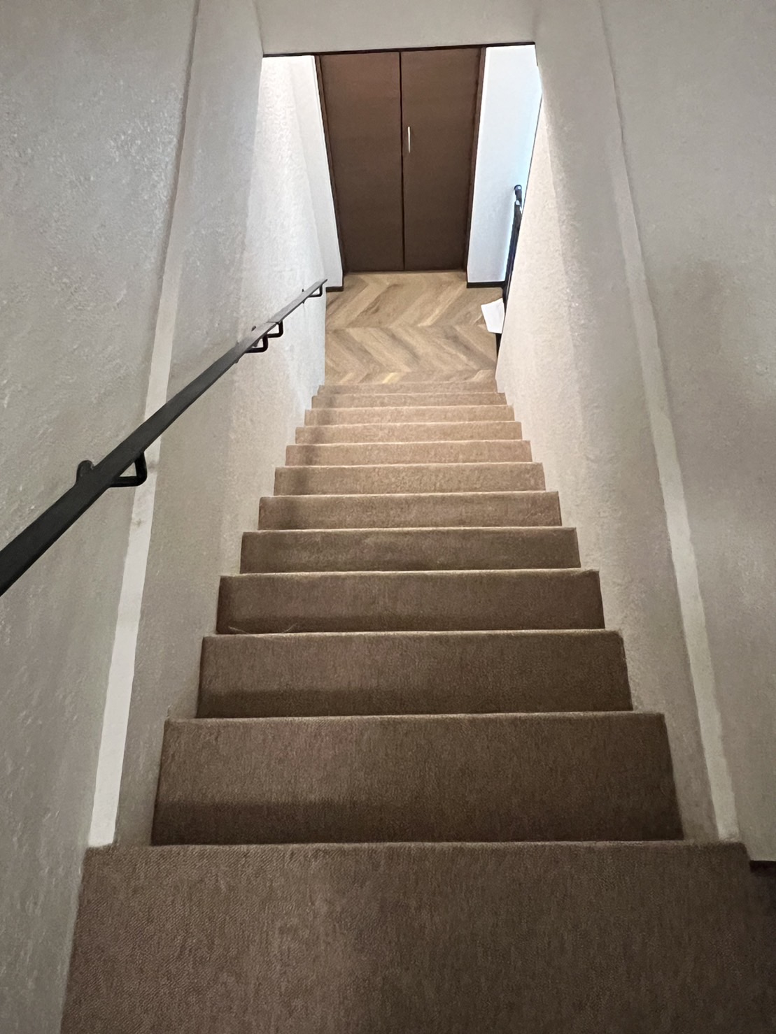 町田市階段リフォーム施工後 ブラウンのカーペット（サンゲツ LIR5034）