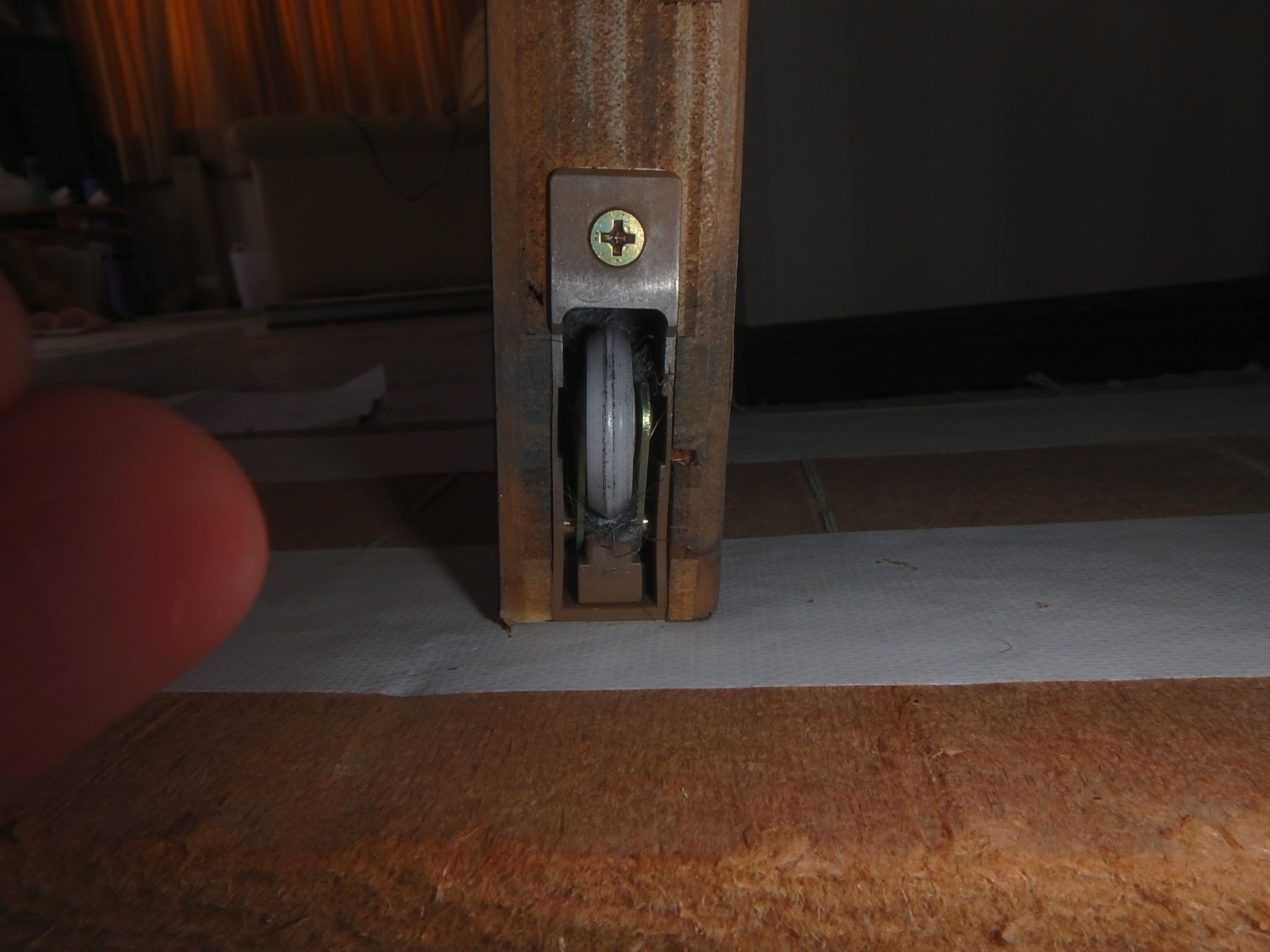 町田市戸車交換施工前 欠けてしまった戸車