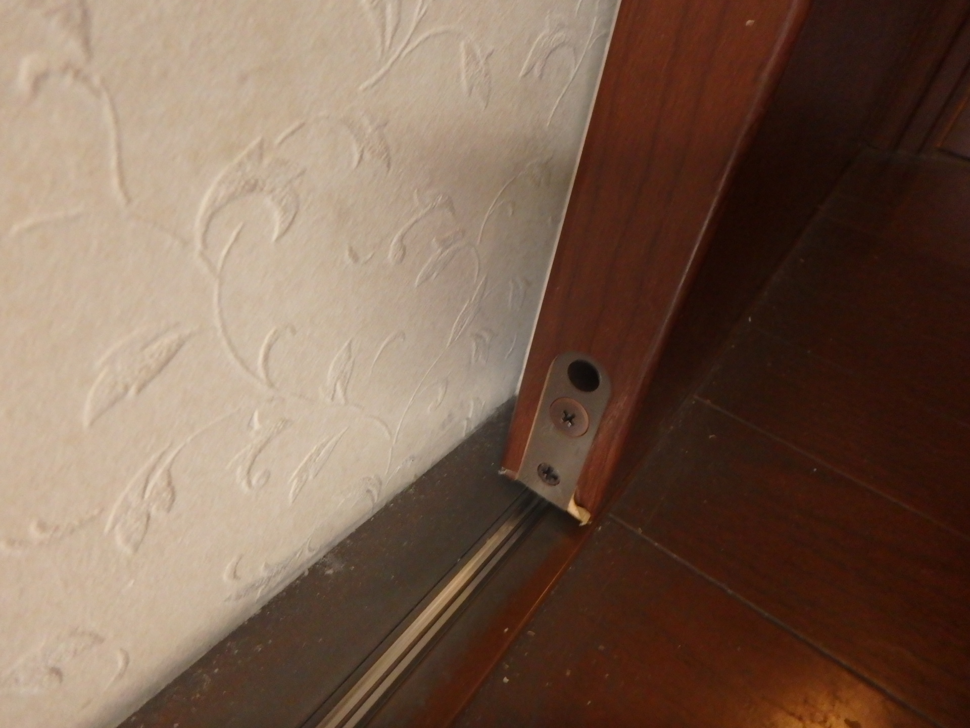 町田市戸車交換施工後 扉の底面