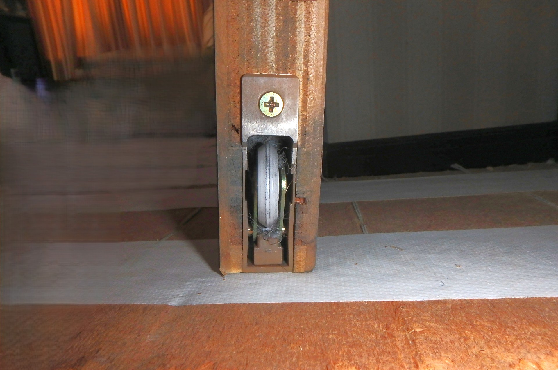 町田市引き戸修理施工前 壊れた戸車