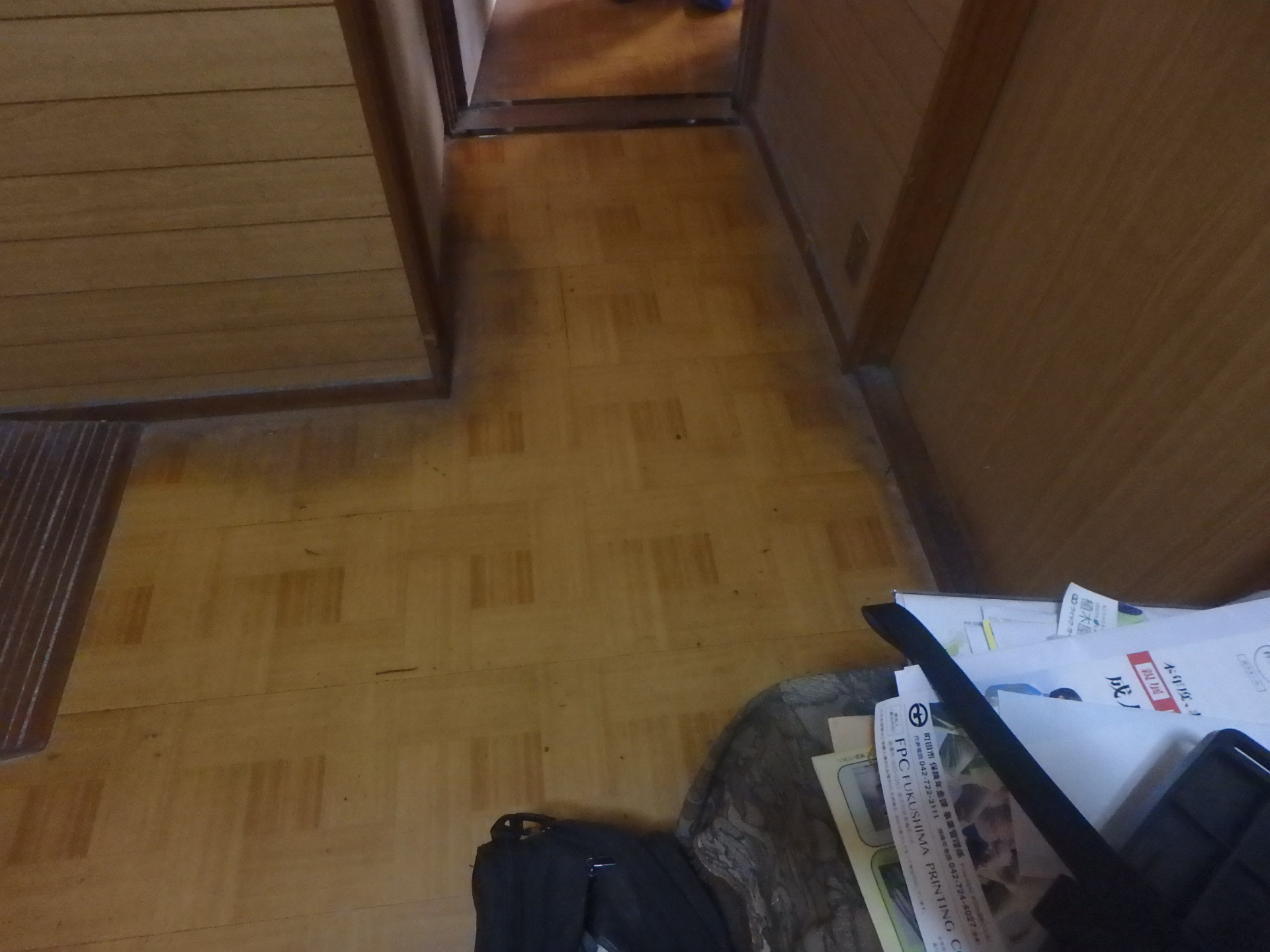 町田市フローリングリフォーム施工前 玄関の床