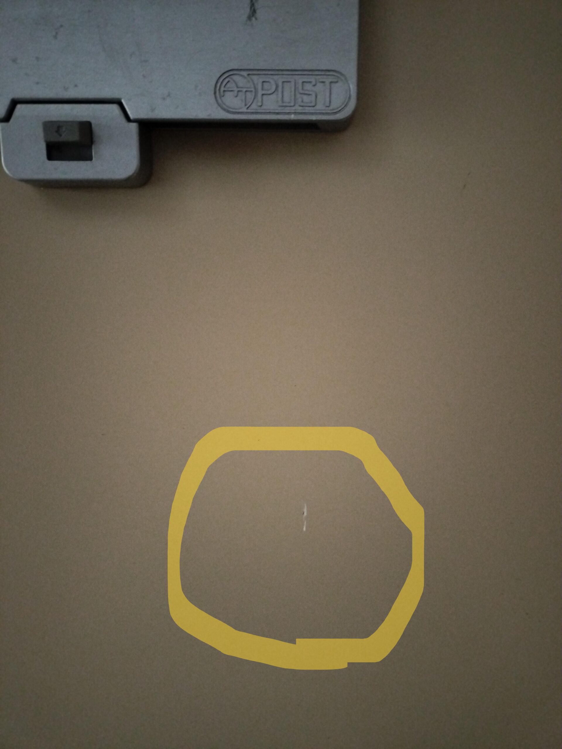 町田市玄関ドア傷補修施工前 傷のアップ