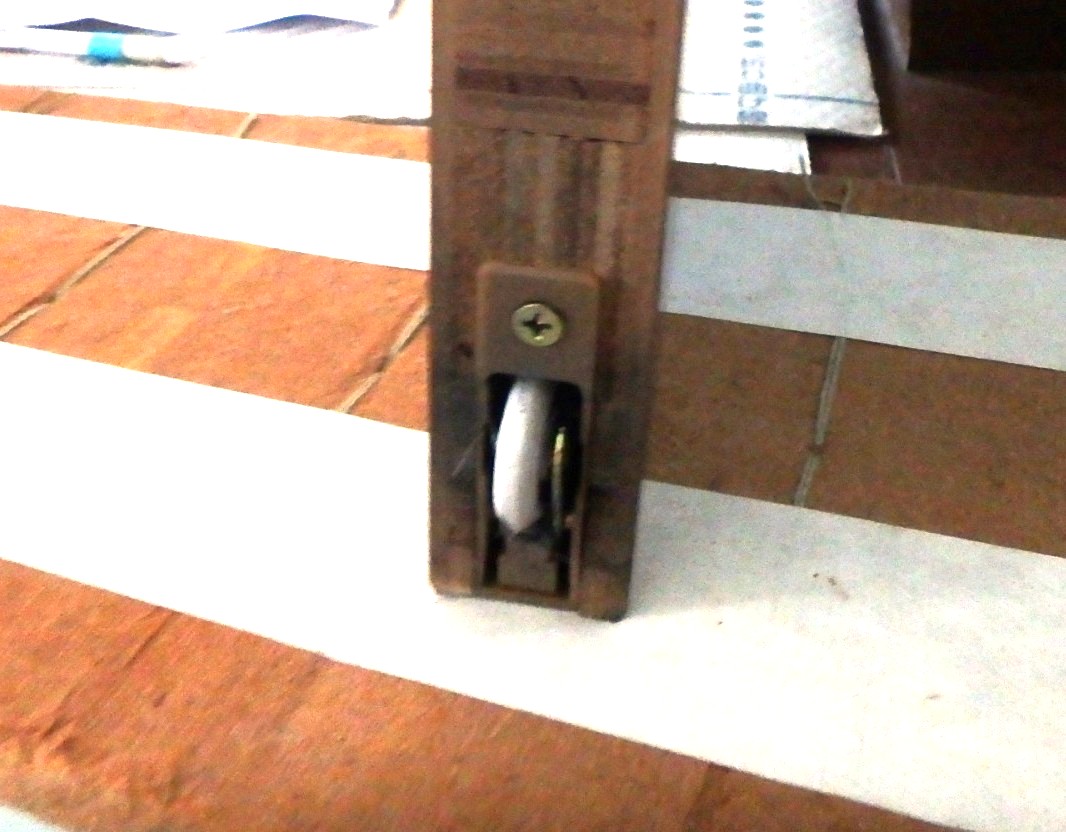 町田市引き戸修理施工前 閉まりきらない扉