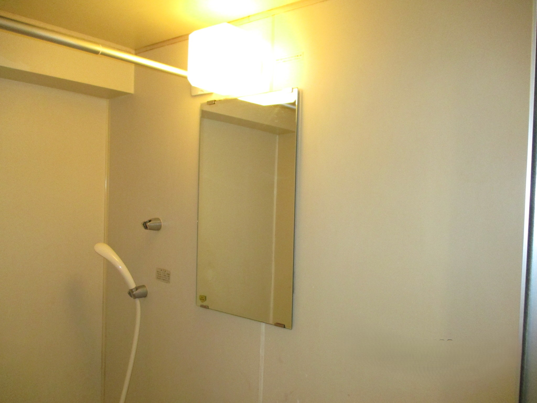 町田市浴室リフォーム施工前 薄汚れた壁と曇った鏡