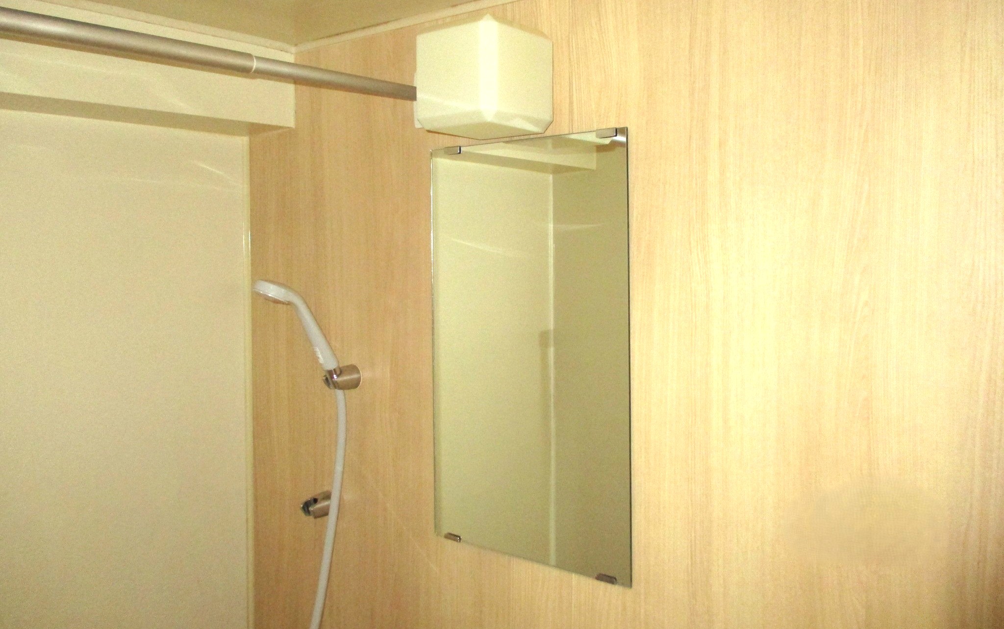 町田市浴室リフォーム施工後 浴室シートと新しい鏡