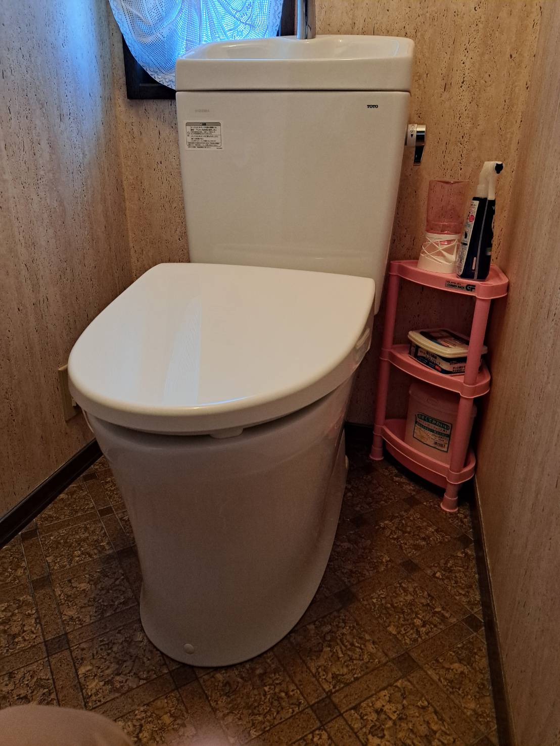 町田市トイレリフォーム施工後 スッキリした足元