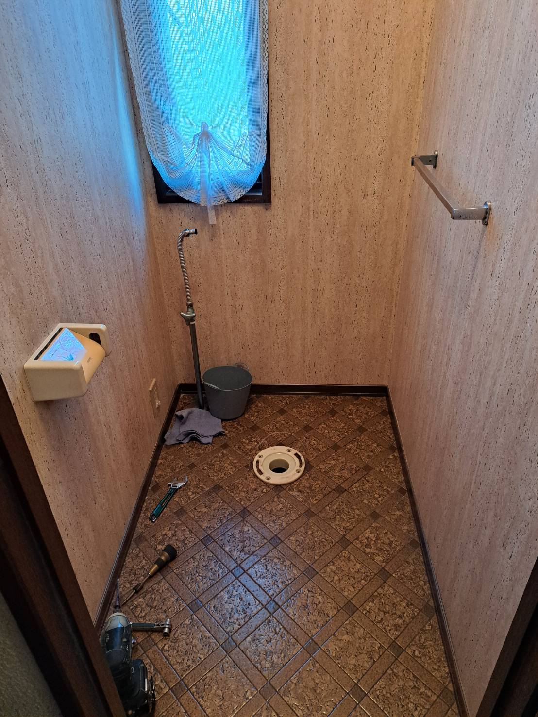 町田市トイレ交換 排水管の穴