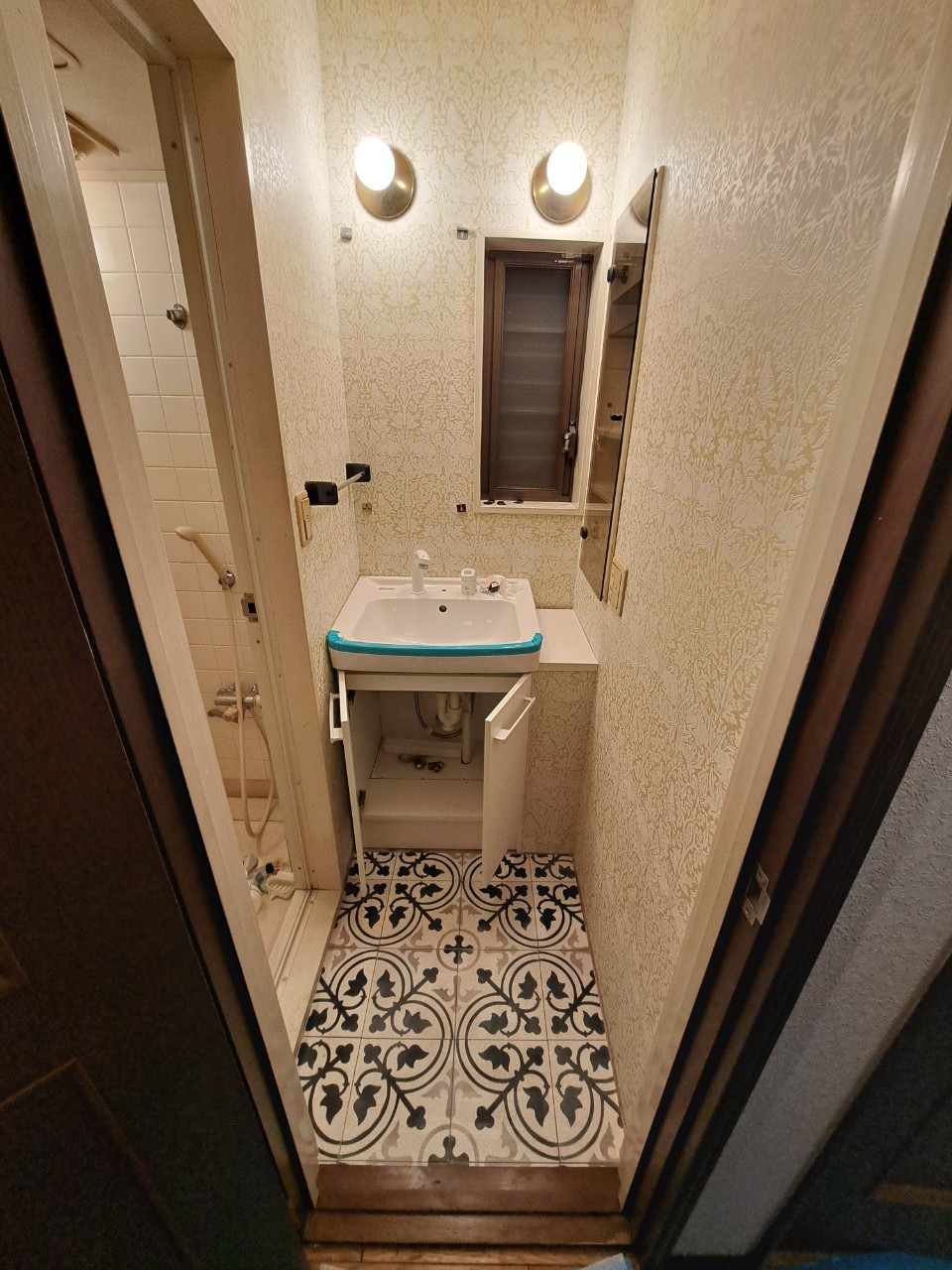 町田市洗面台リフォーム施工後 大きな鏡と新しい壁紙