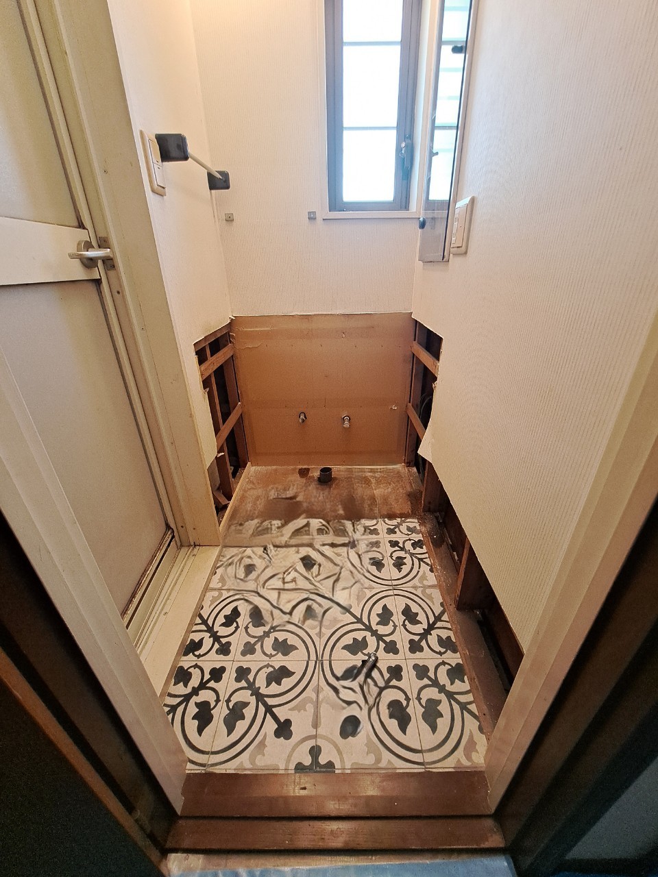 洗面台の鏡部分を外した様子