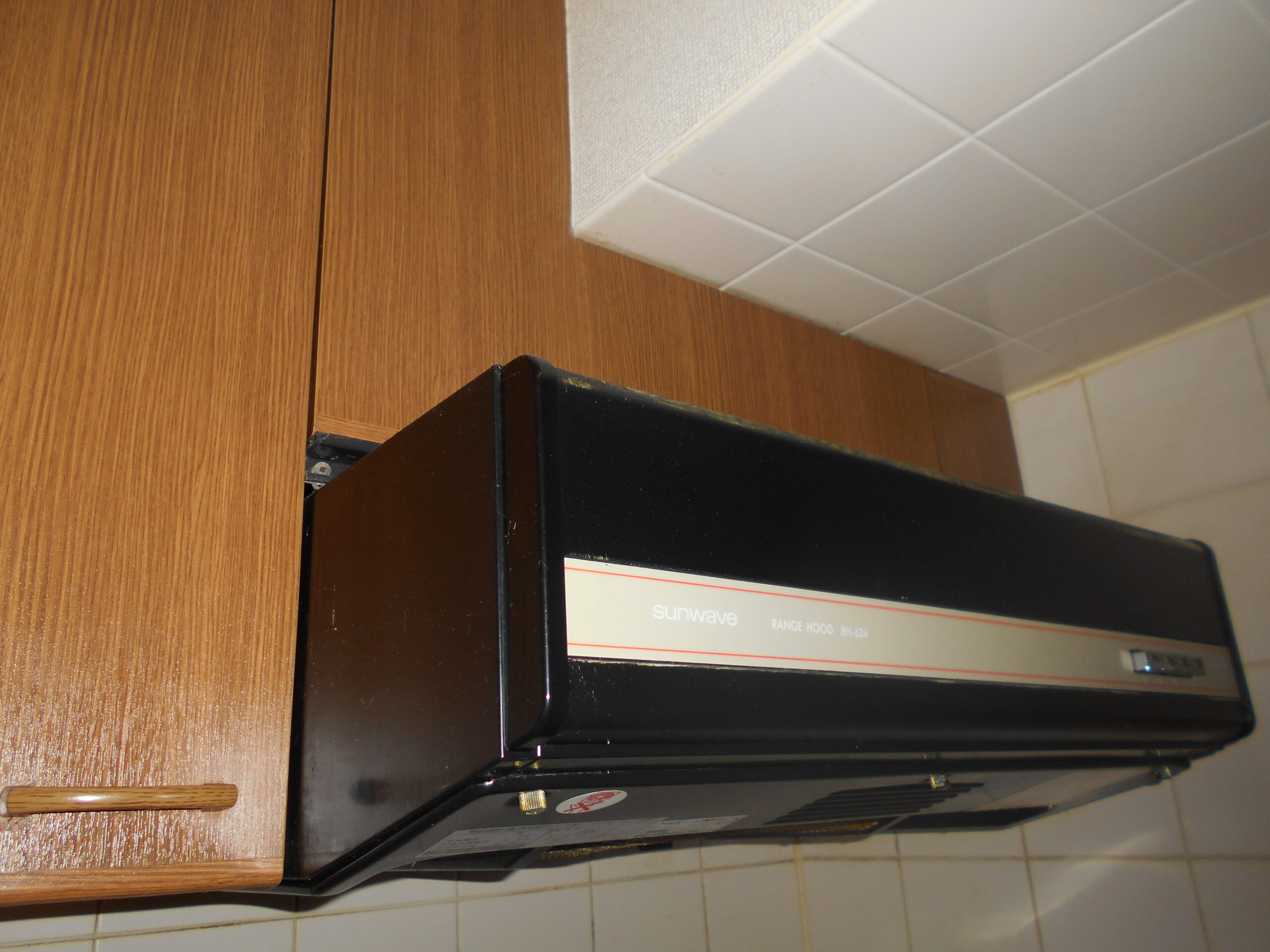 町田市換気扇交換施工前 古いレンジフード ブーツ型