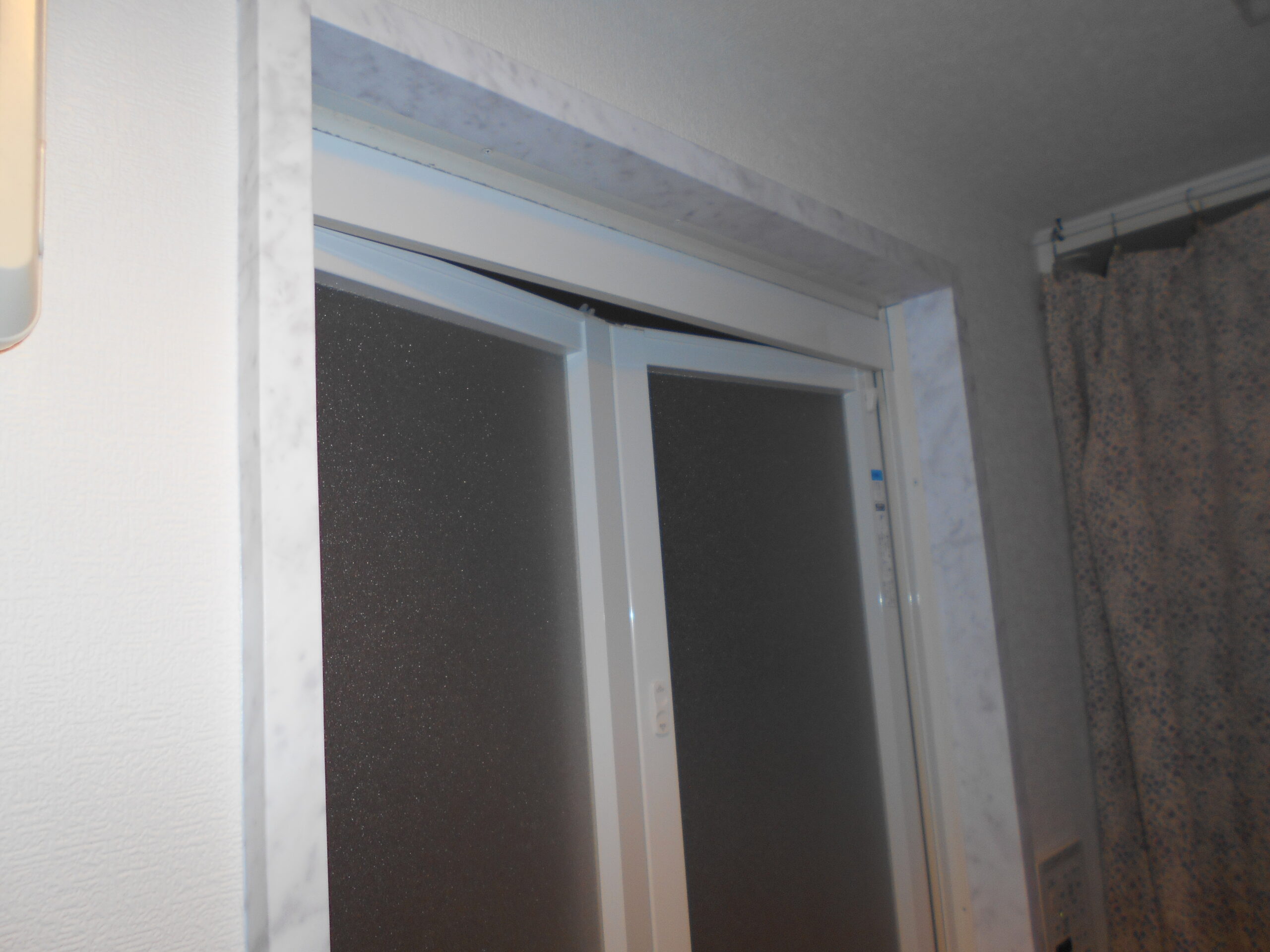 町田市建具シート貼り施工後 浴室枠 大理石風