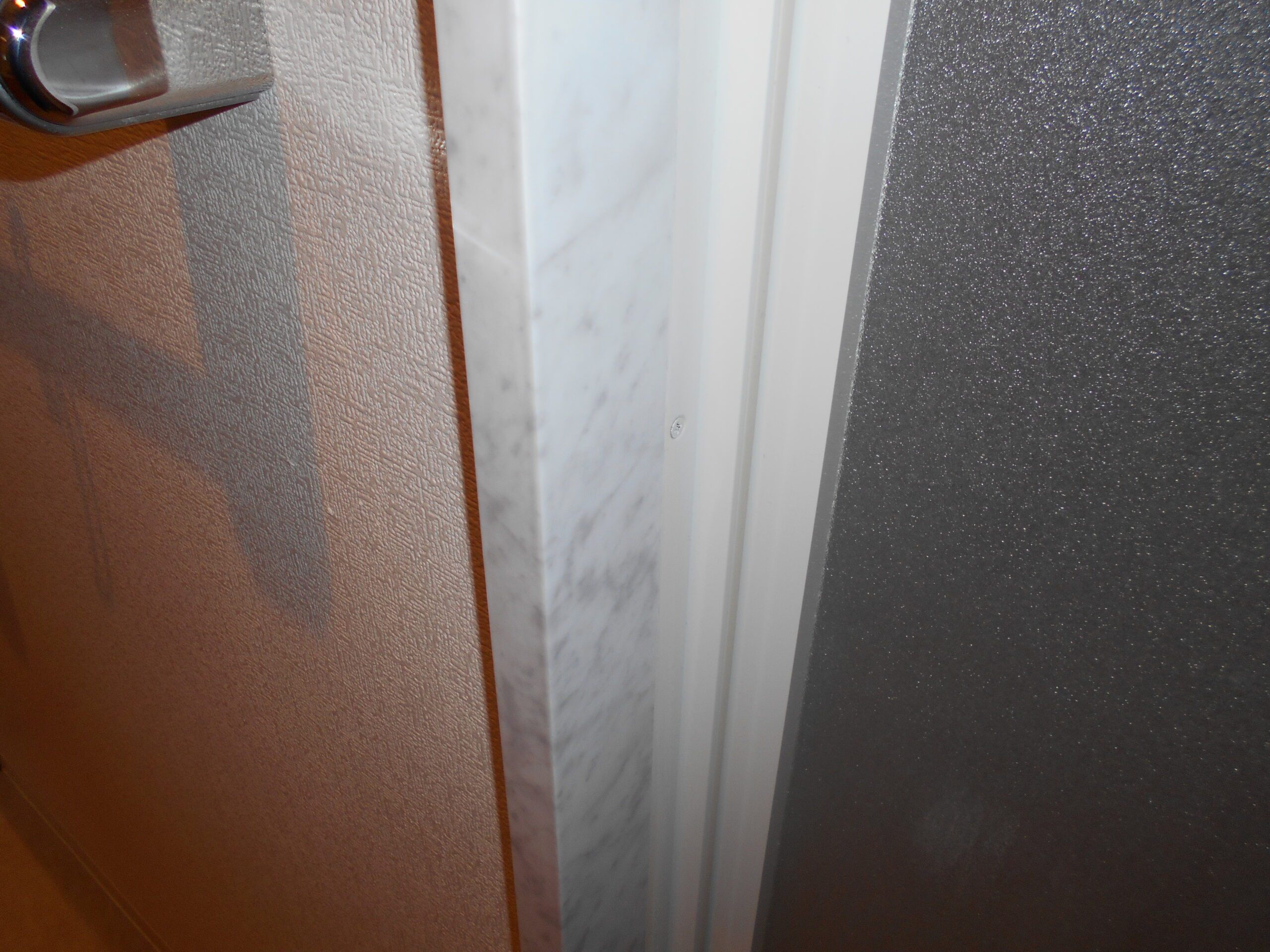 町田市建具シート貼り施工後 浴室枠アップ