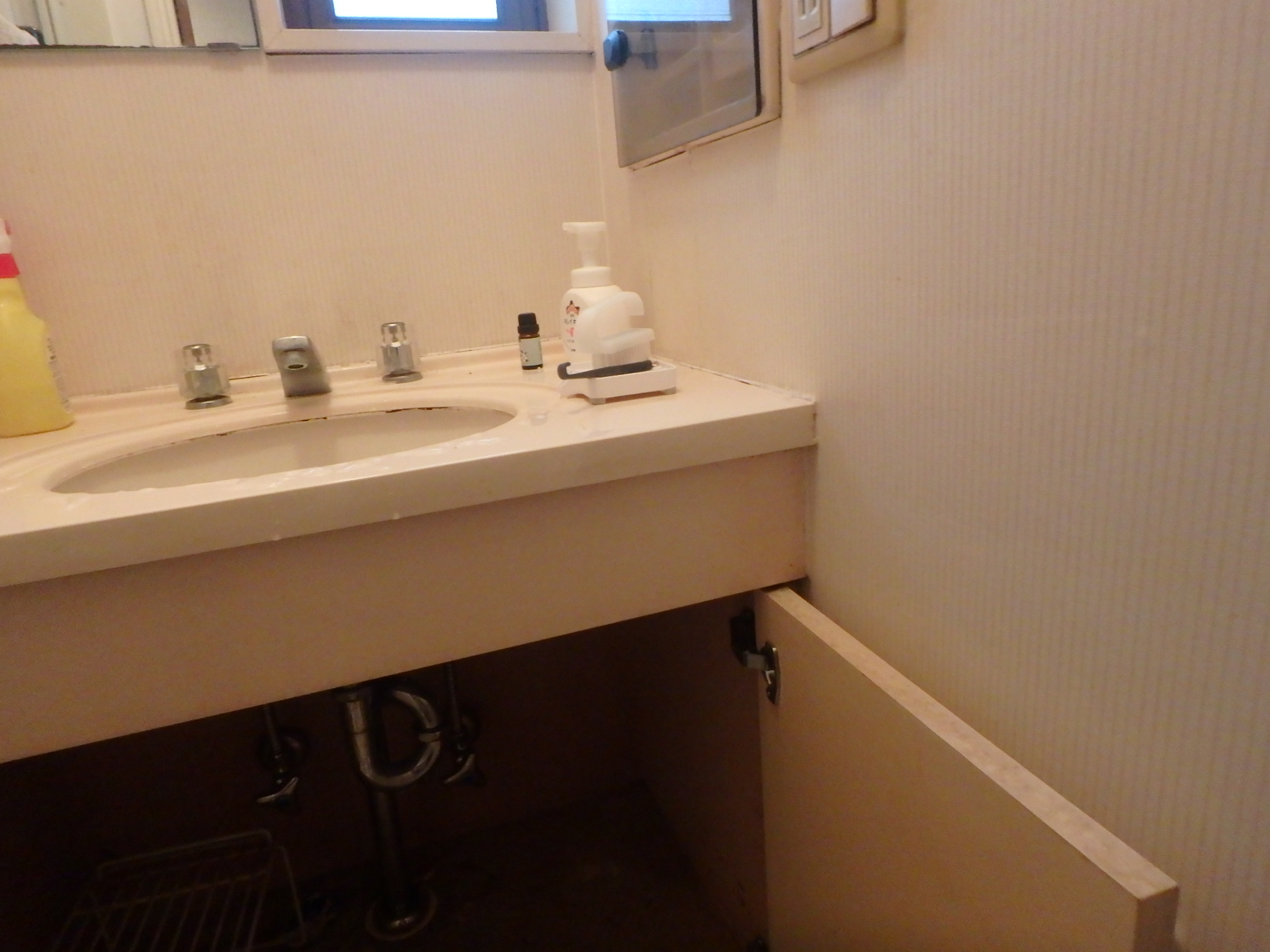 町田市洗面台リフォーム施工中 既存の洗面台下部