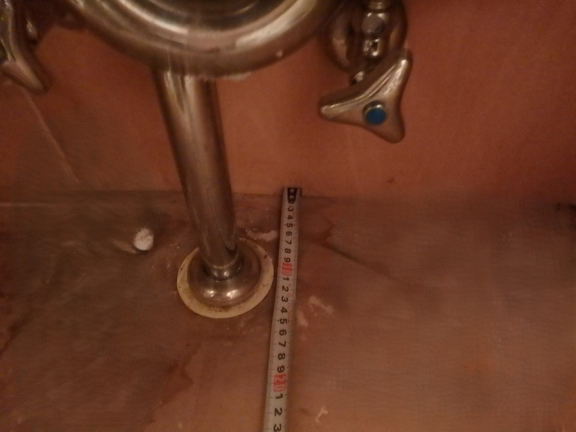 町田市洗面台リフォーム施工中 配管の調整