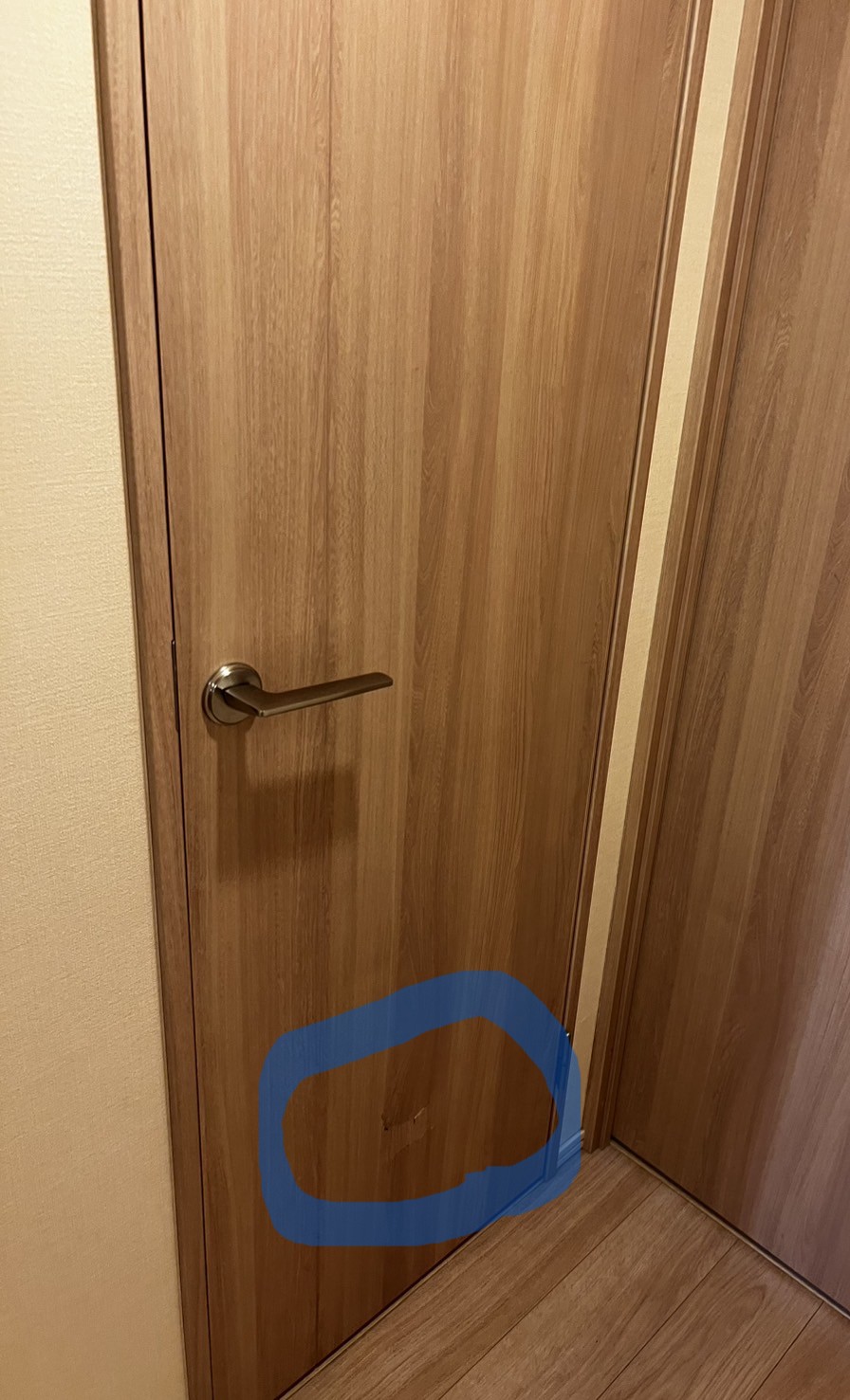 町田市室内ドア補修施工前 トイレの扉の穴