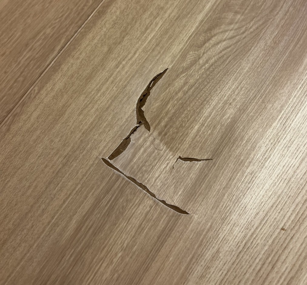 町田市室内ドア補修施工前 扉の穴のアップ