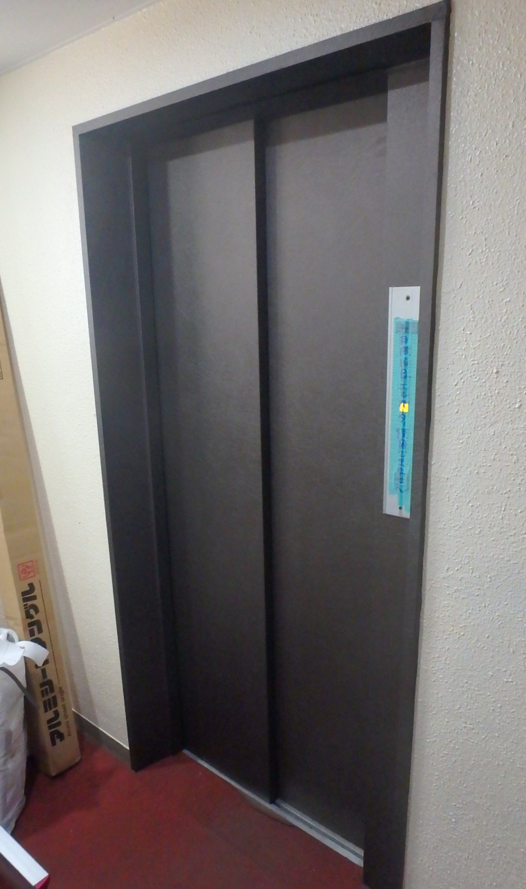 町田市ダイノックシート施工後 エレベーターの扉