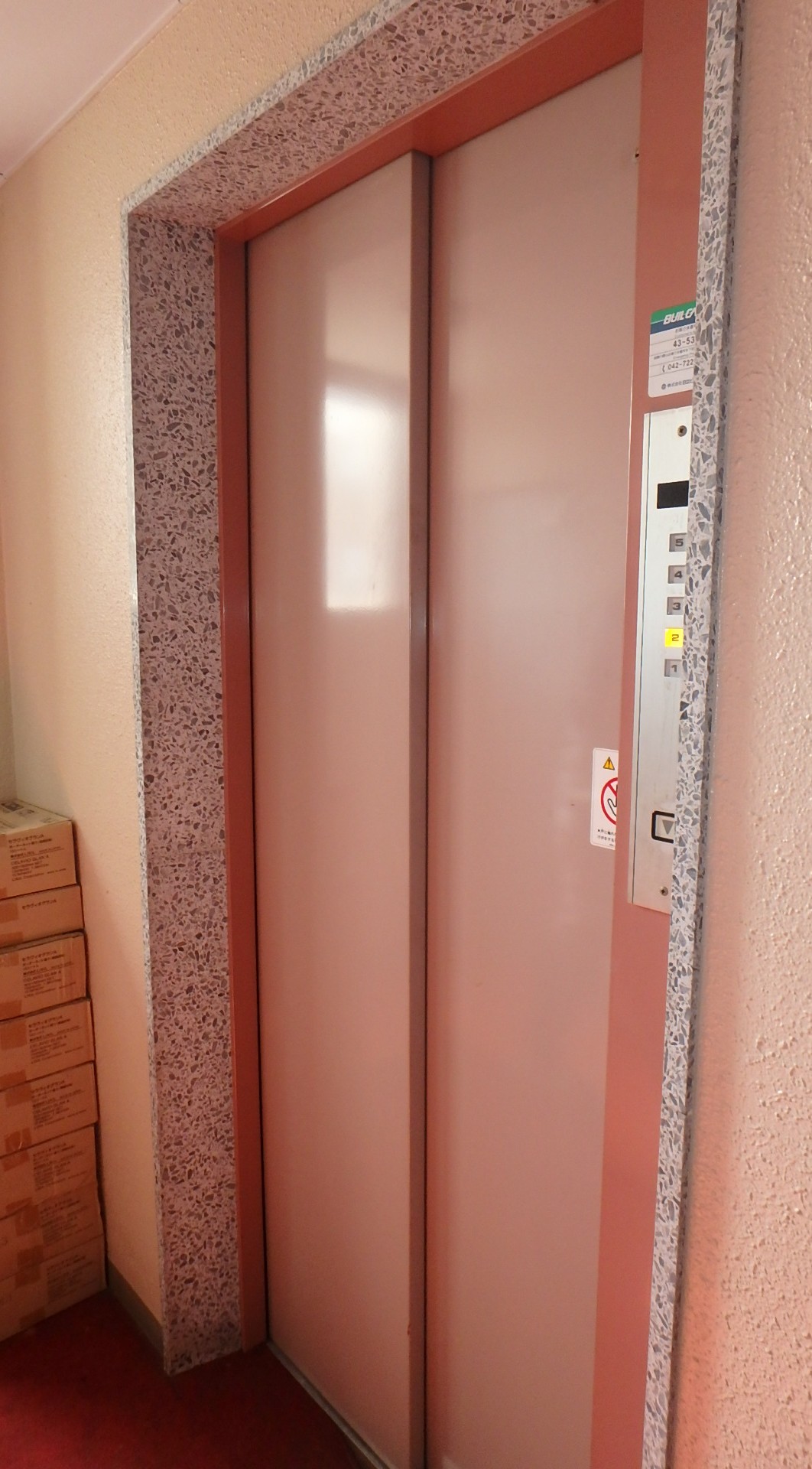 町田市ダイノックシート施工前 エレベーターの扉