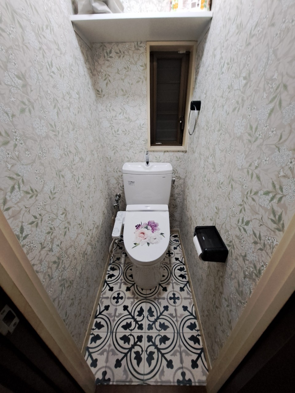 町田市トイレクロス張替え施工後 透明感のある花柄クロス