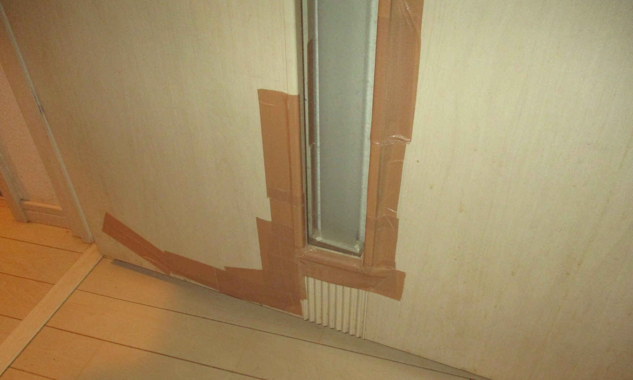 町田市リビングドア交換施工前 ガラスのヒビ