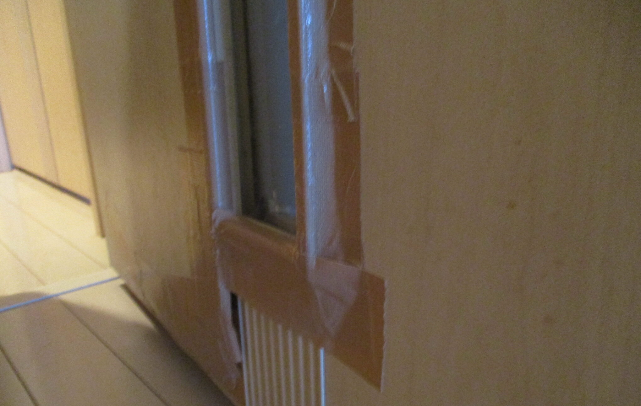 町田市リビングドア交換施工前 ガムテープ補修