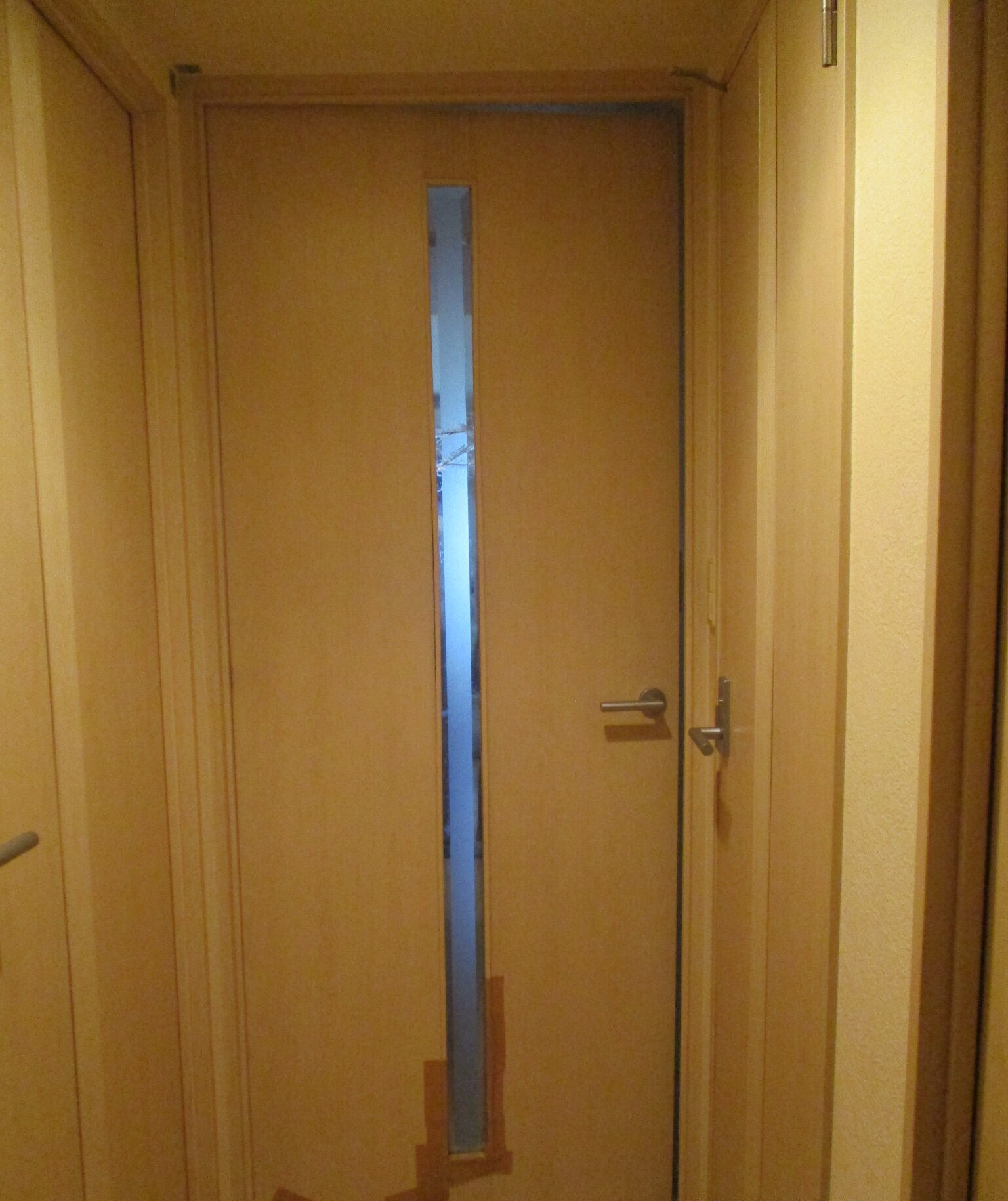 町田市リビングドア交換施工前 枠の亀裂