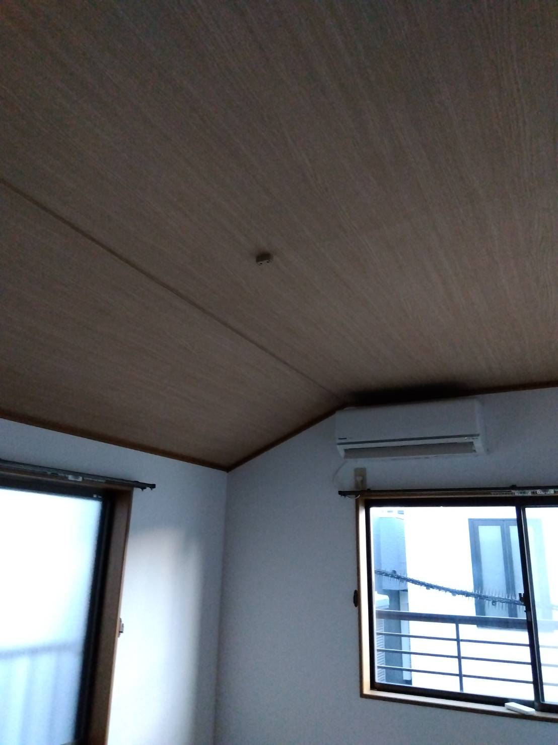 町田市天井クロス張替え施工後 木目調クロス2