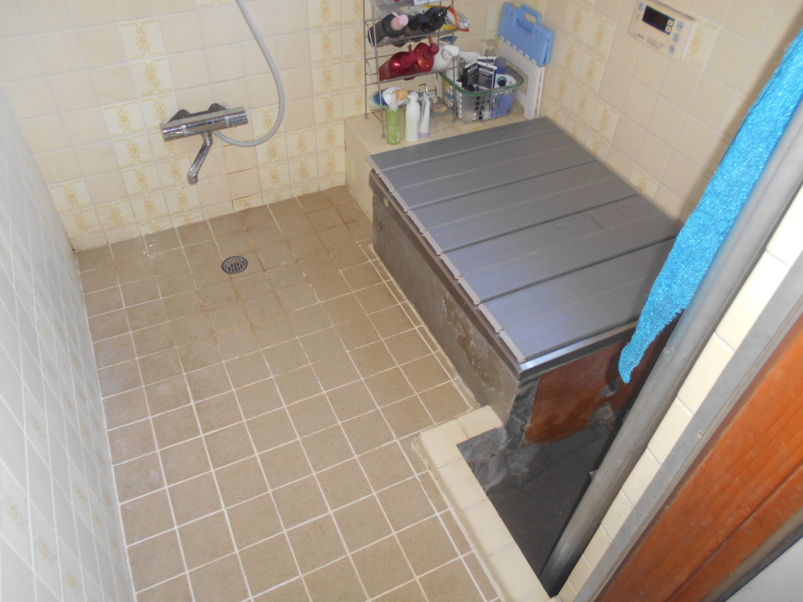 町田市浴室リフォーム施工前 タイル貼りとバランス釜の跡