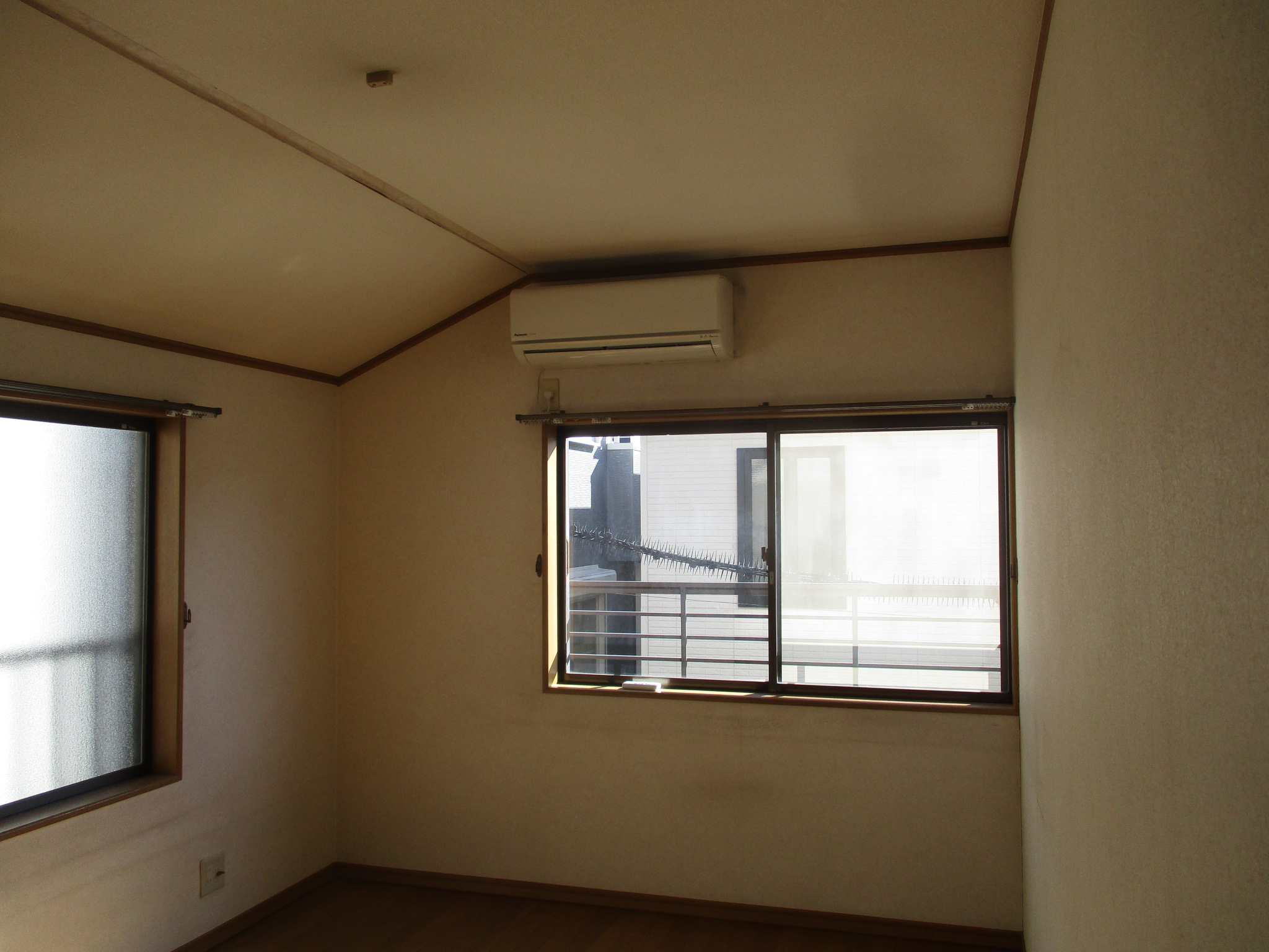 町田市天井クロス張替え施工前 白い天井1