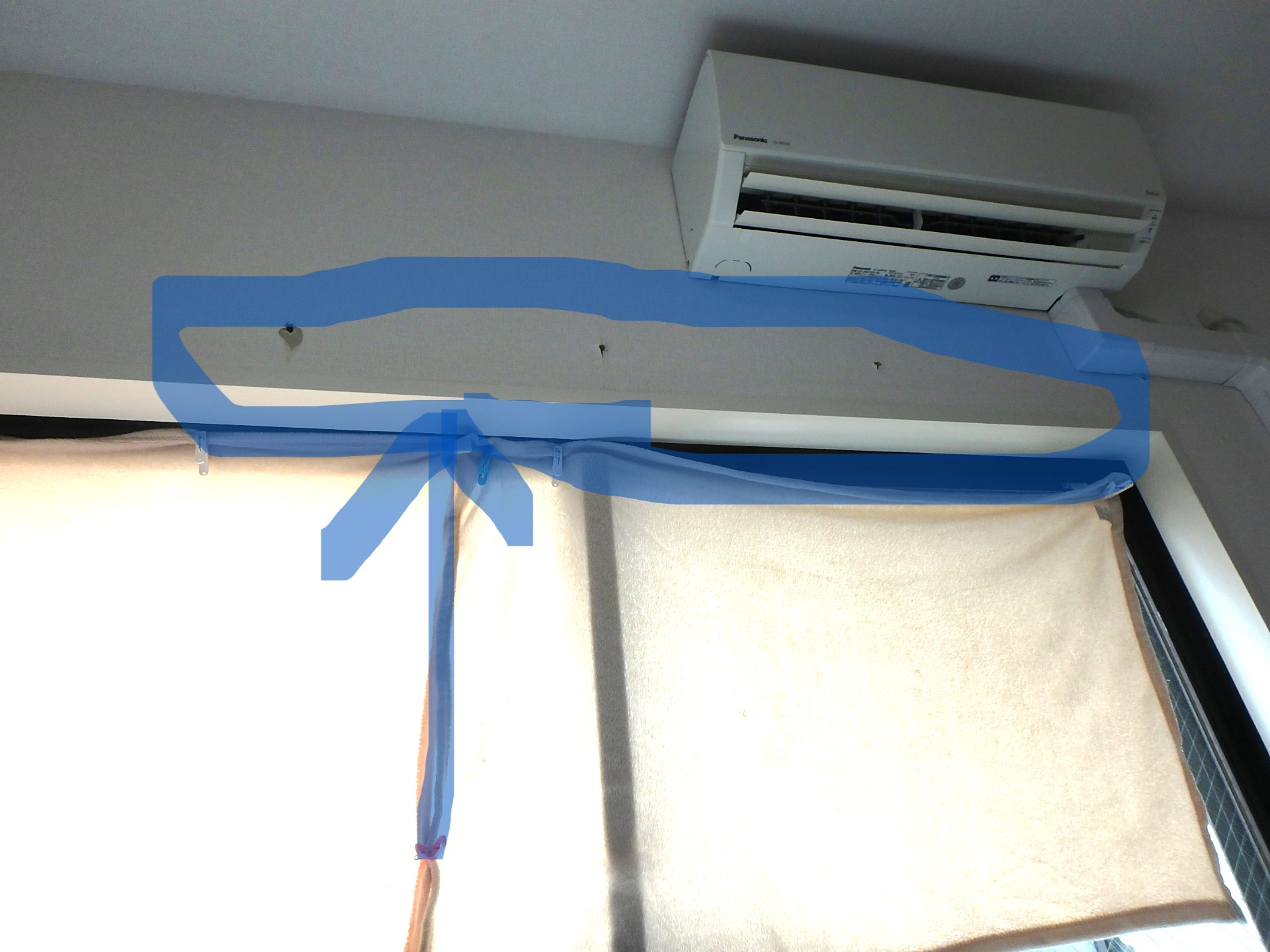 町田市カーテンレール修理施工前 壁の穴と剥がれた壁紙