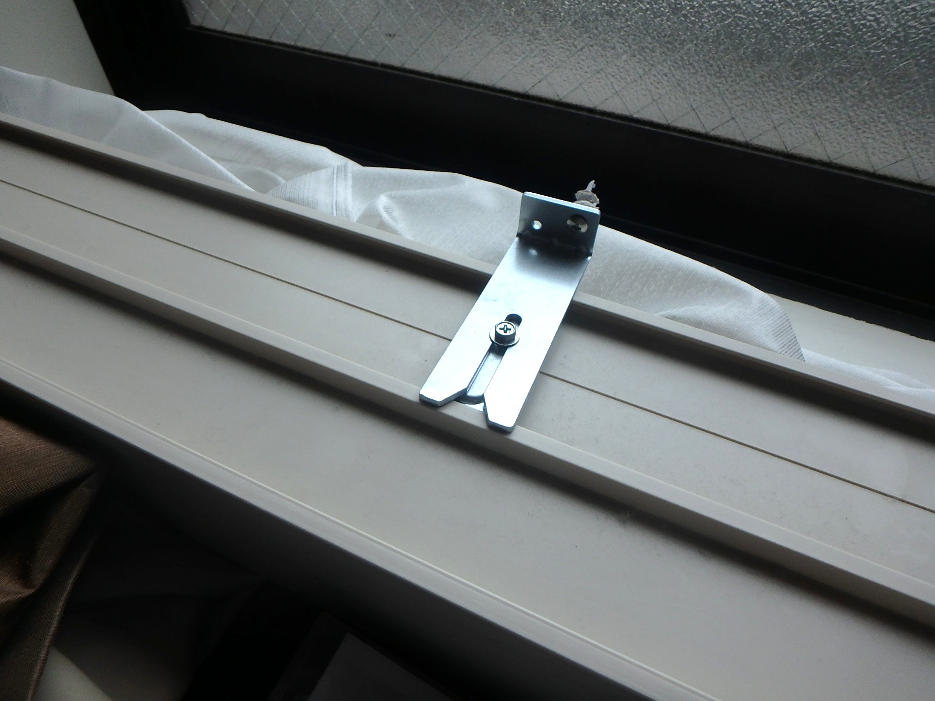 町田市カーテンレール修理施工前 落下したレール