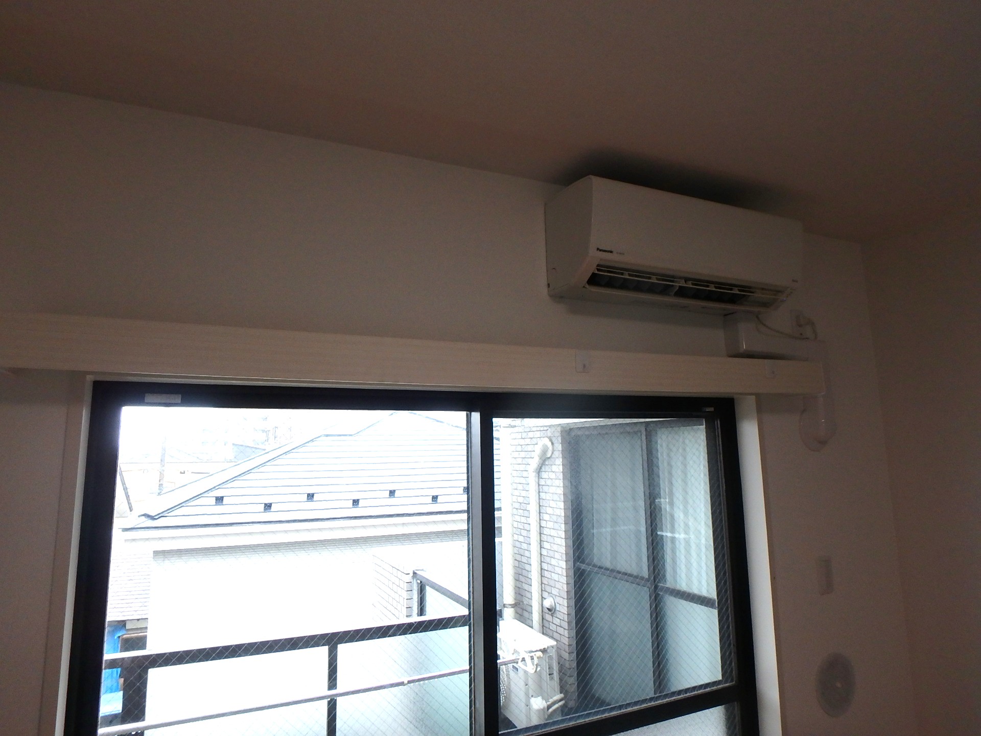 町田市カーテンレール修理施工後 綺麗に復旧したカーテンボックス