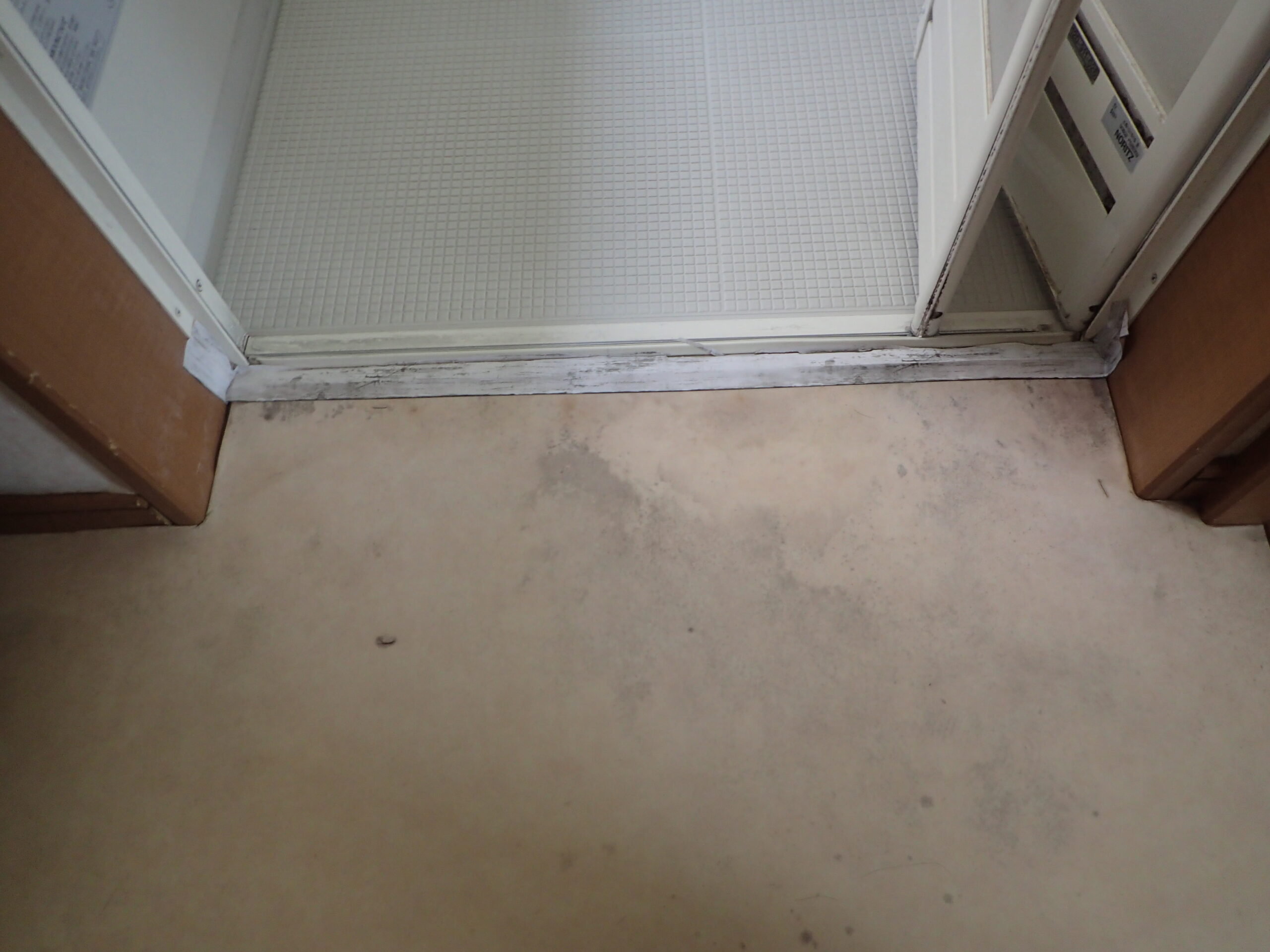 町田市クッションフロア張替え施工前 床の黒ずみ