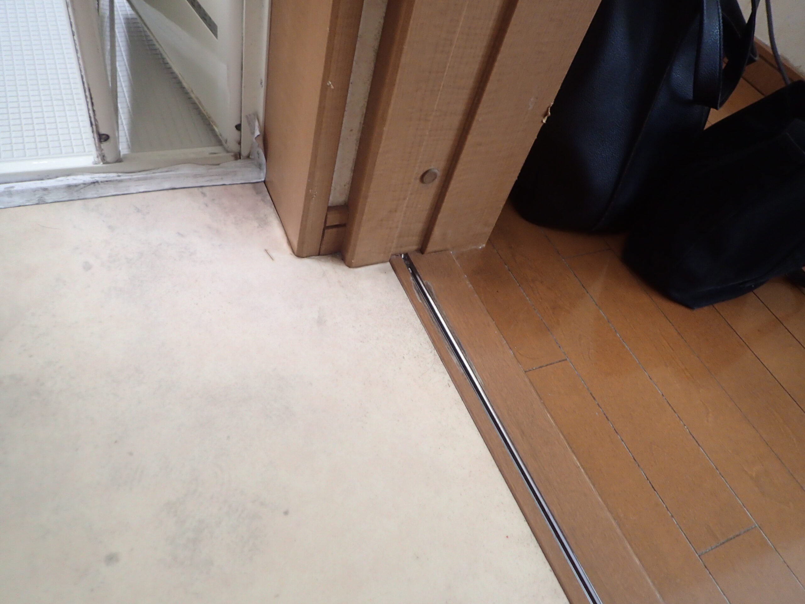町田市クッションフロア張替え施工前 ゴムパッキンのカビ