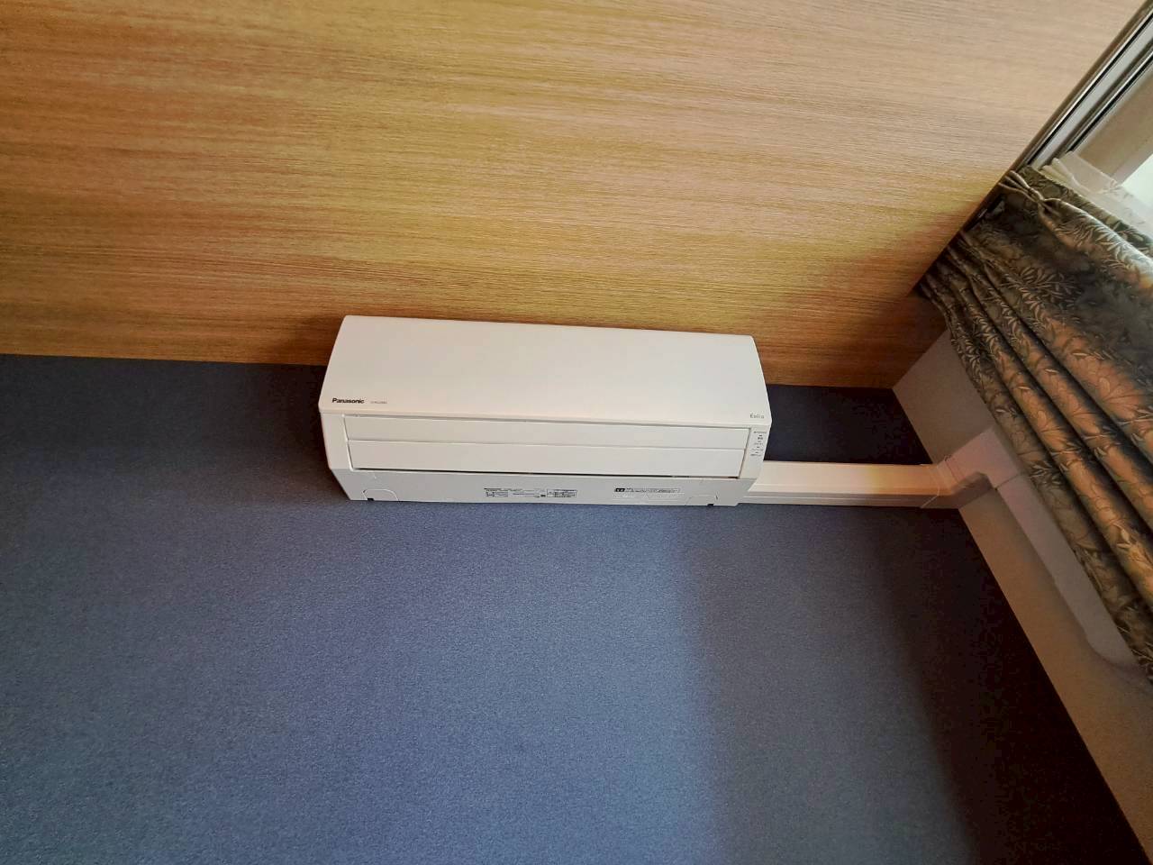 町田市クロス張り替え施工後 シックなネイビーの壁紙