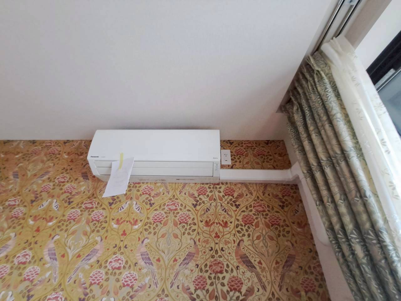 町田市クロス張り替え施工前 オリエンタル柄の壁紙