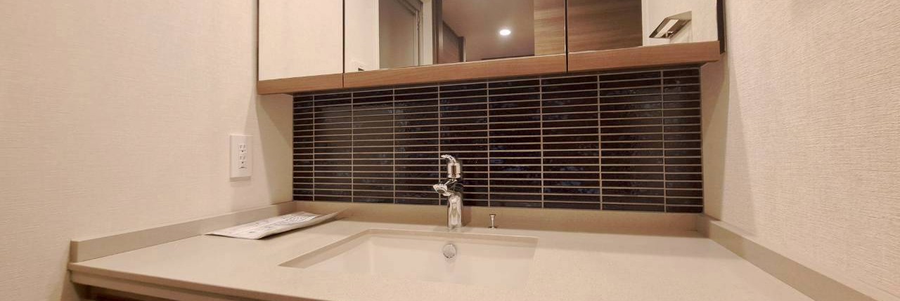 町田市洗面台リフォーム施工後 リクシルのモザイクタイル DTL-120P1/KAY-2