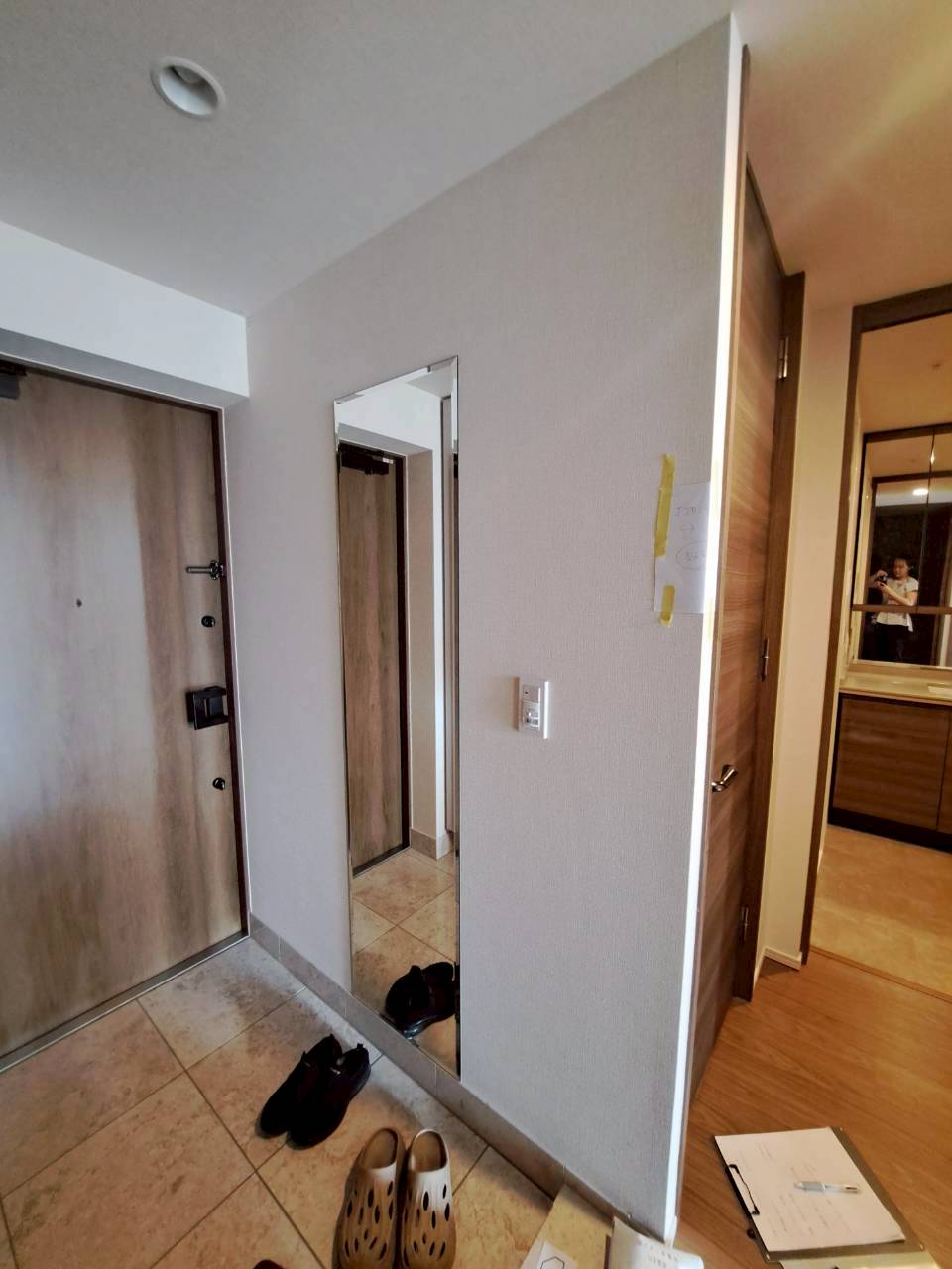 町田市玄関リフォーム施工前 一般的な白い壁紙