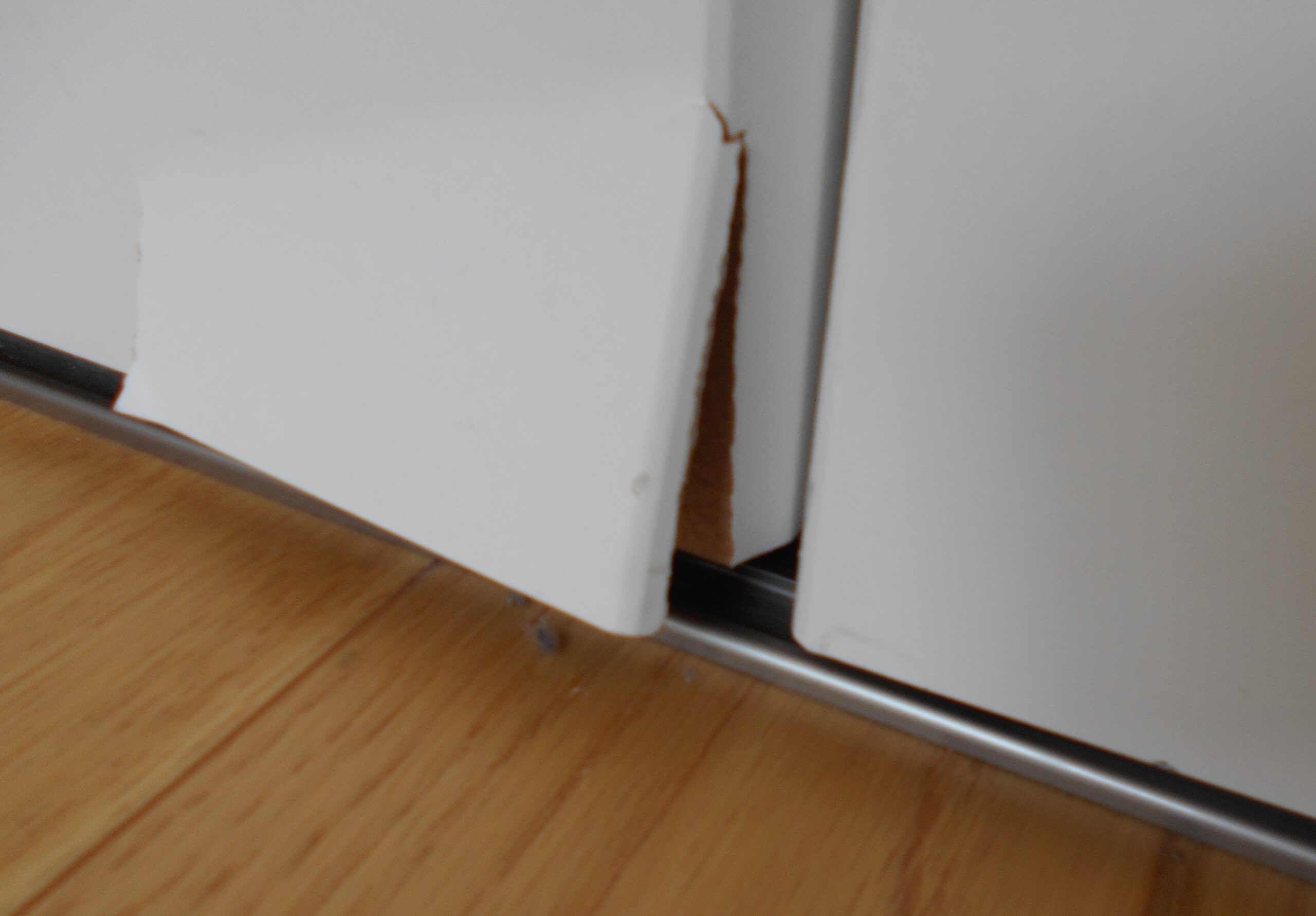 町田市クローゼット扉リフォーム施工前 亀裂のアップ