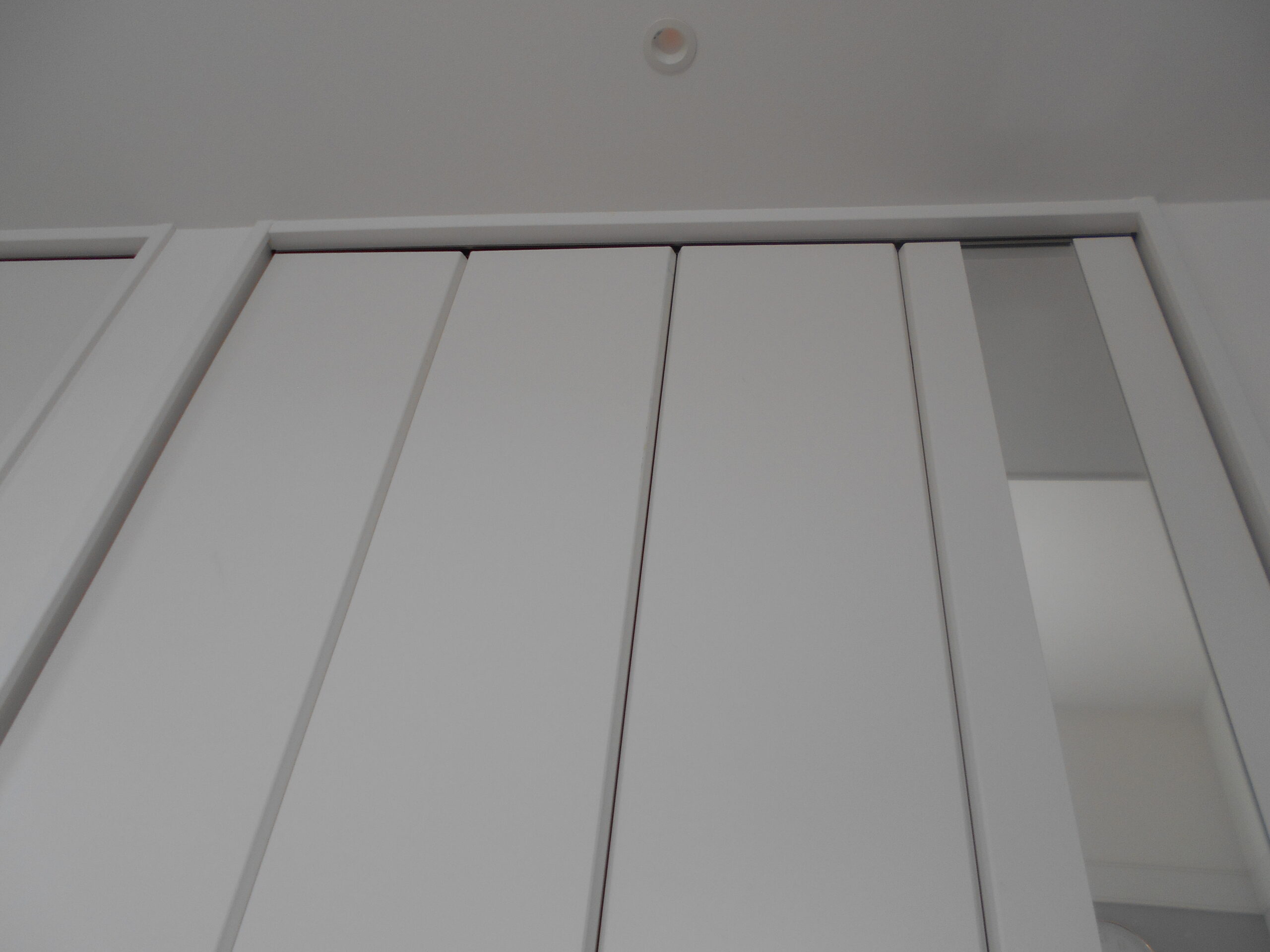 町田市クローゼット扉リフォーム施工前 表面の亀裂